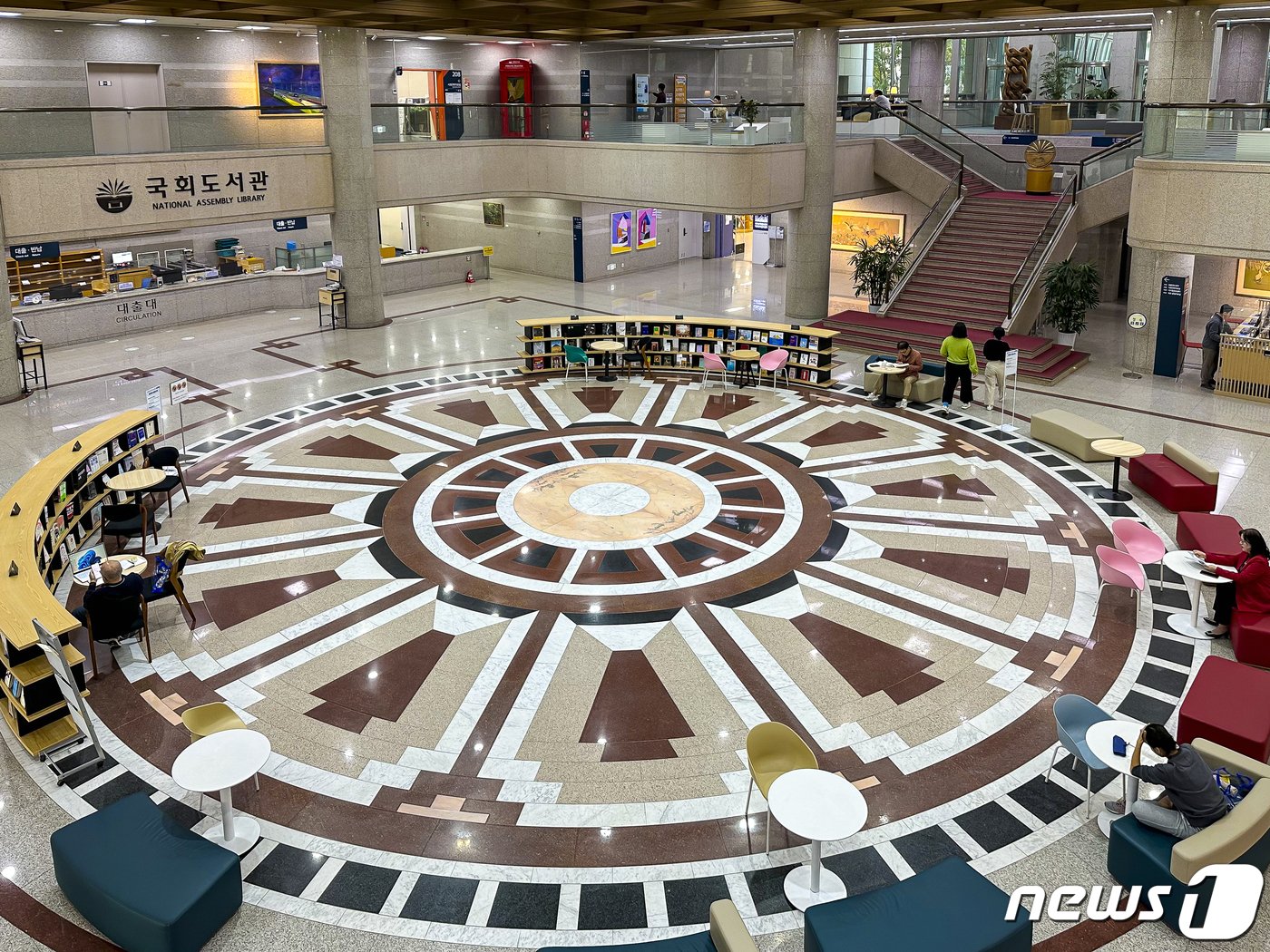 본문 이미지 - 국회도서관 1층 로비(서울관광재단 제공)