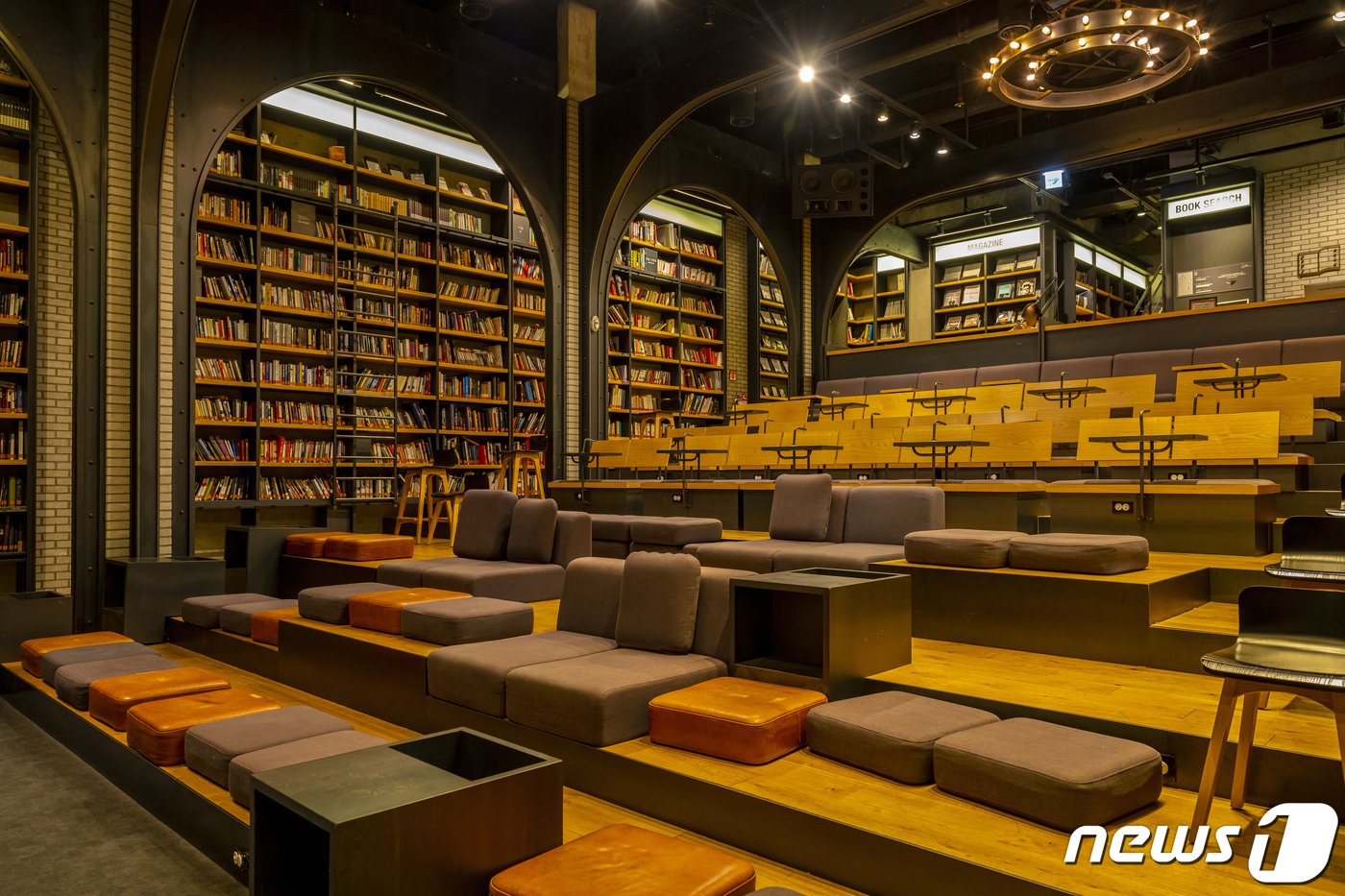 본문 이미지 - 국내외 영화 관련 도서를 열람할 수 있는 씨네라이브러리(서울관광재단 제공)