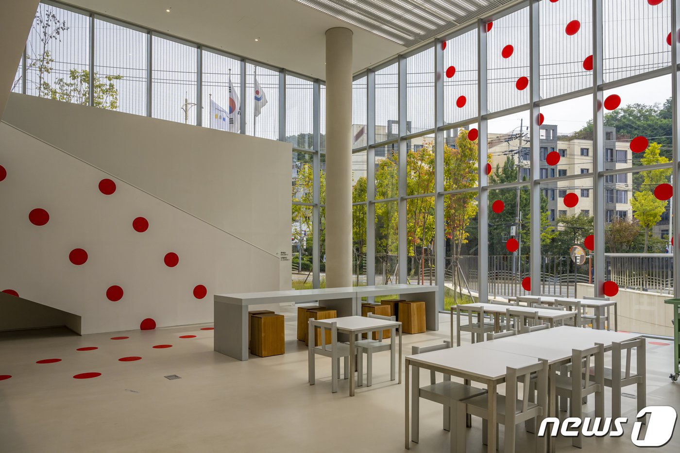 본문 이미지 - 서울시립미술아카이브의 전면이 유리로 되어 채광이 좋은 레퍼런스 라이브러리(서울관광재단 제공)