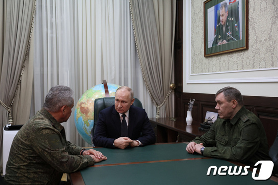 [사진] 남부군관구서 군 수뇌부와 회의 중인 푸틴 대통령