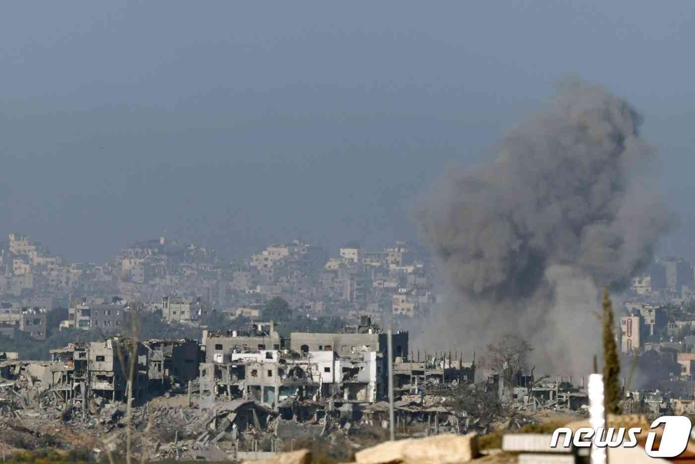 이스라엘의 폭격으로 10일(현지시간) 가자 지구의 건물이 무너져있고 옆에서는 연기가 피어오르고 있다. 2023.11.10 © AFP=뉴스1 © News1 정지윤 기자