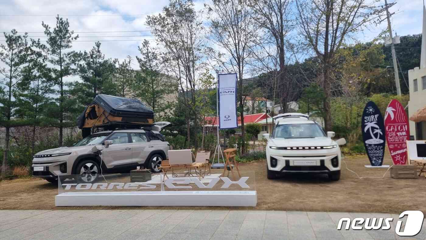 지난 9일 인천 영종도 인근 카페에서 진행된 미디어 시승행사에서 토레스EVX가 전시되어 있다. © News1 이형진 기자