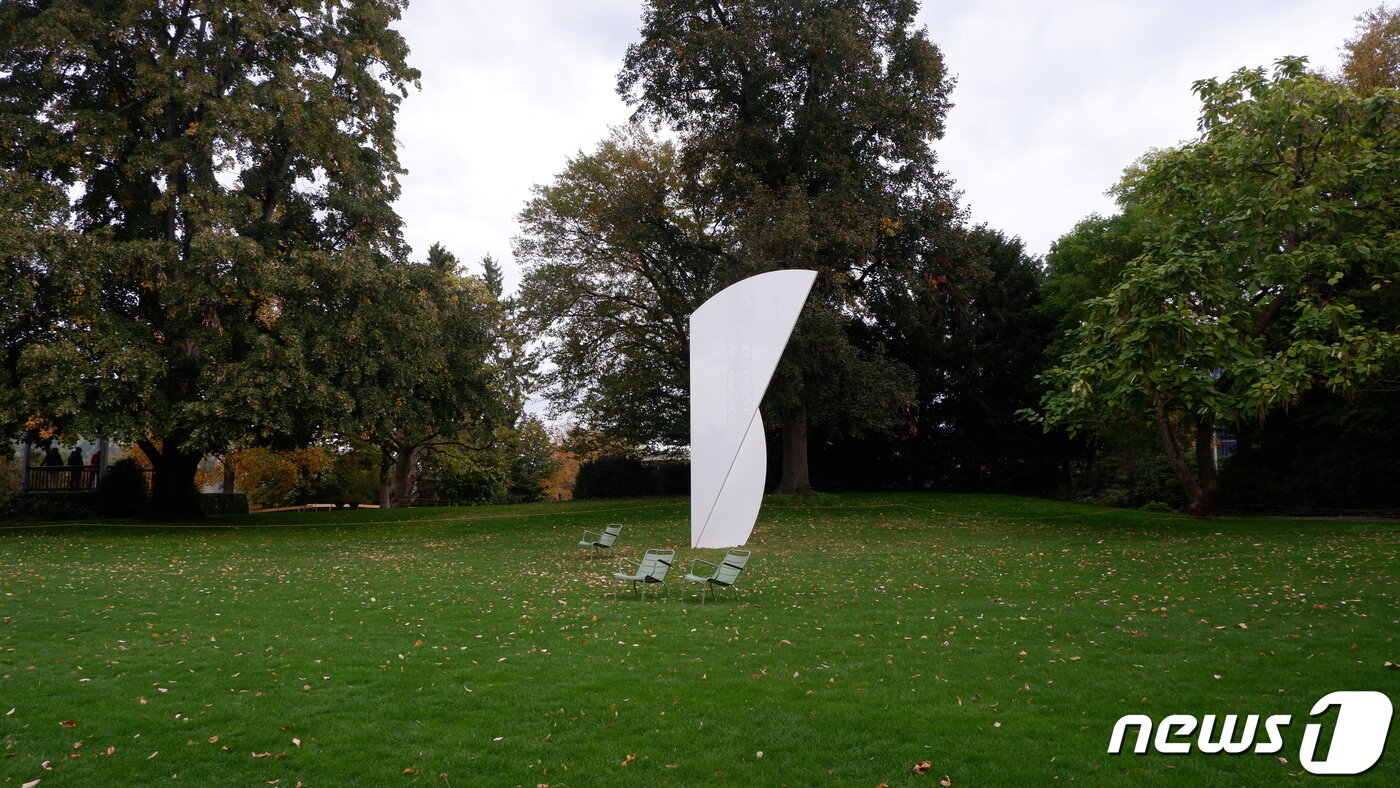 본문 이미지 - 영국식 정원엔 예술 작품들이 들어서 있다ⓒ News1  