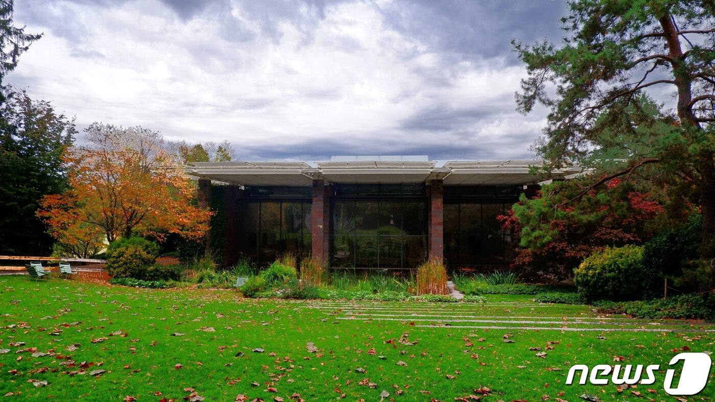 본문 이미지 - 낮고 긴 직사각형 건물 형태로 이뤄진 바이엘러 미술관ⓒ News1  