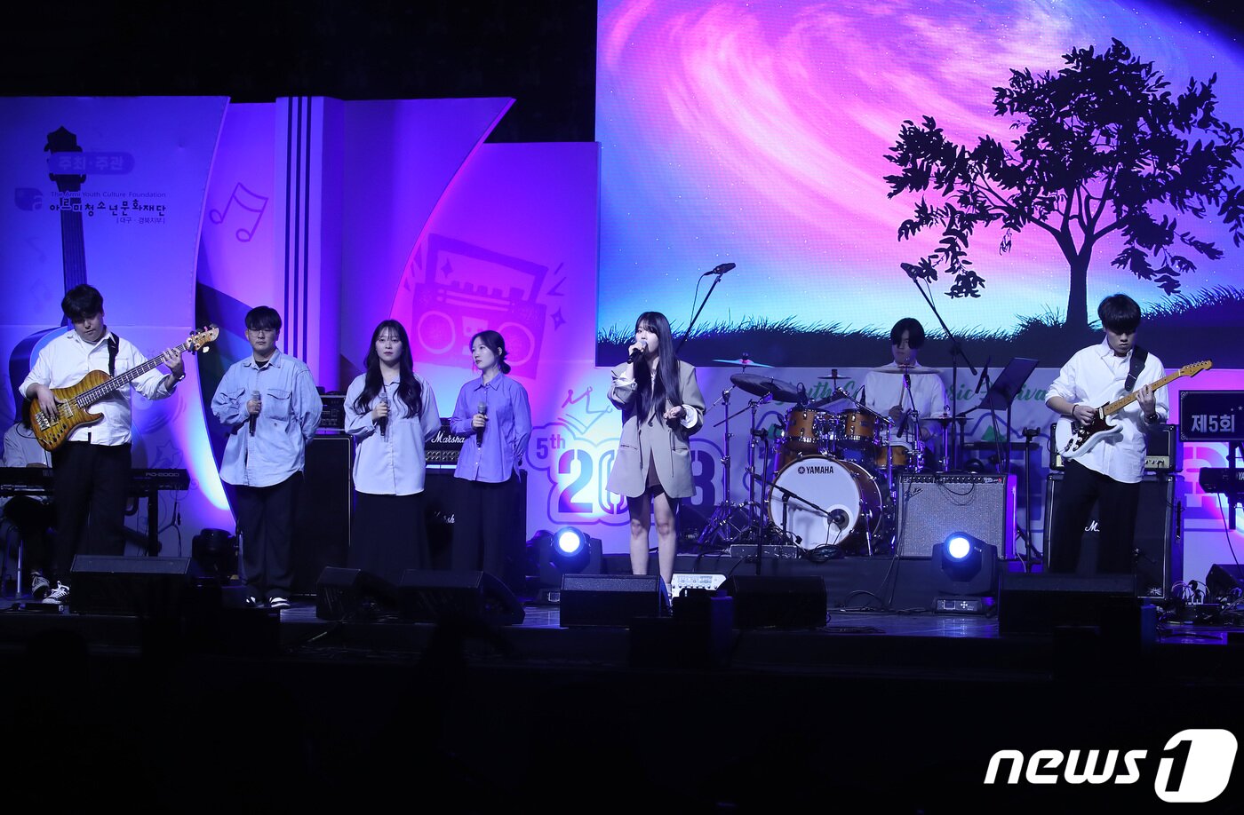 본문 이미지 - 10일 오후 경북 구미시 박정희체육관에서 열린 '2023 청춘대학가요제' 본선 참가번호 8번 대구가톨릭대 '코발트블루'가 열창하고 있다. 전국 대학생들의 가요 경연대회인 '청춘대학가요제'는 2019년 첫 대회를 시작으로 올해 5회를 맞았다. 2023.11.10/뉴스1 ⓒ News1 공정식 기자