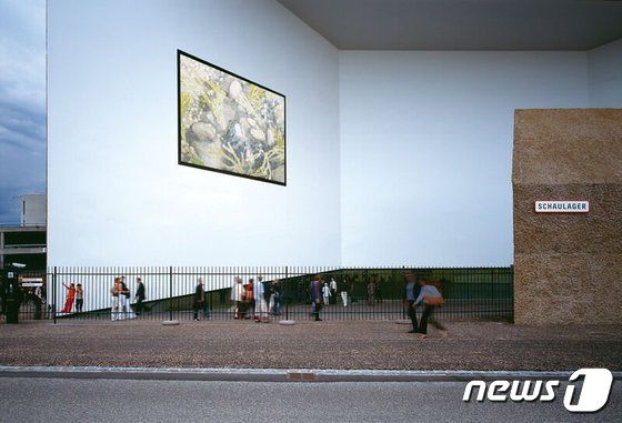 샤우라거 미술관 앞으로 많은 관람객들이 지나가고 있다(바젤관광청 제공)   