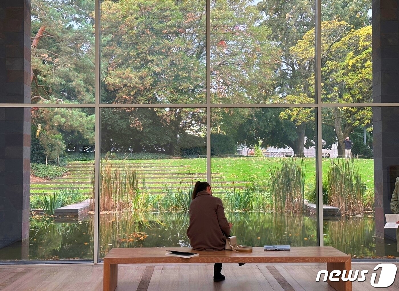 본문 이미지 - 정원을 바라보며 사색에 잠긴 관람객ⓒ News1  