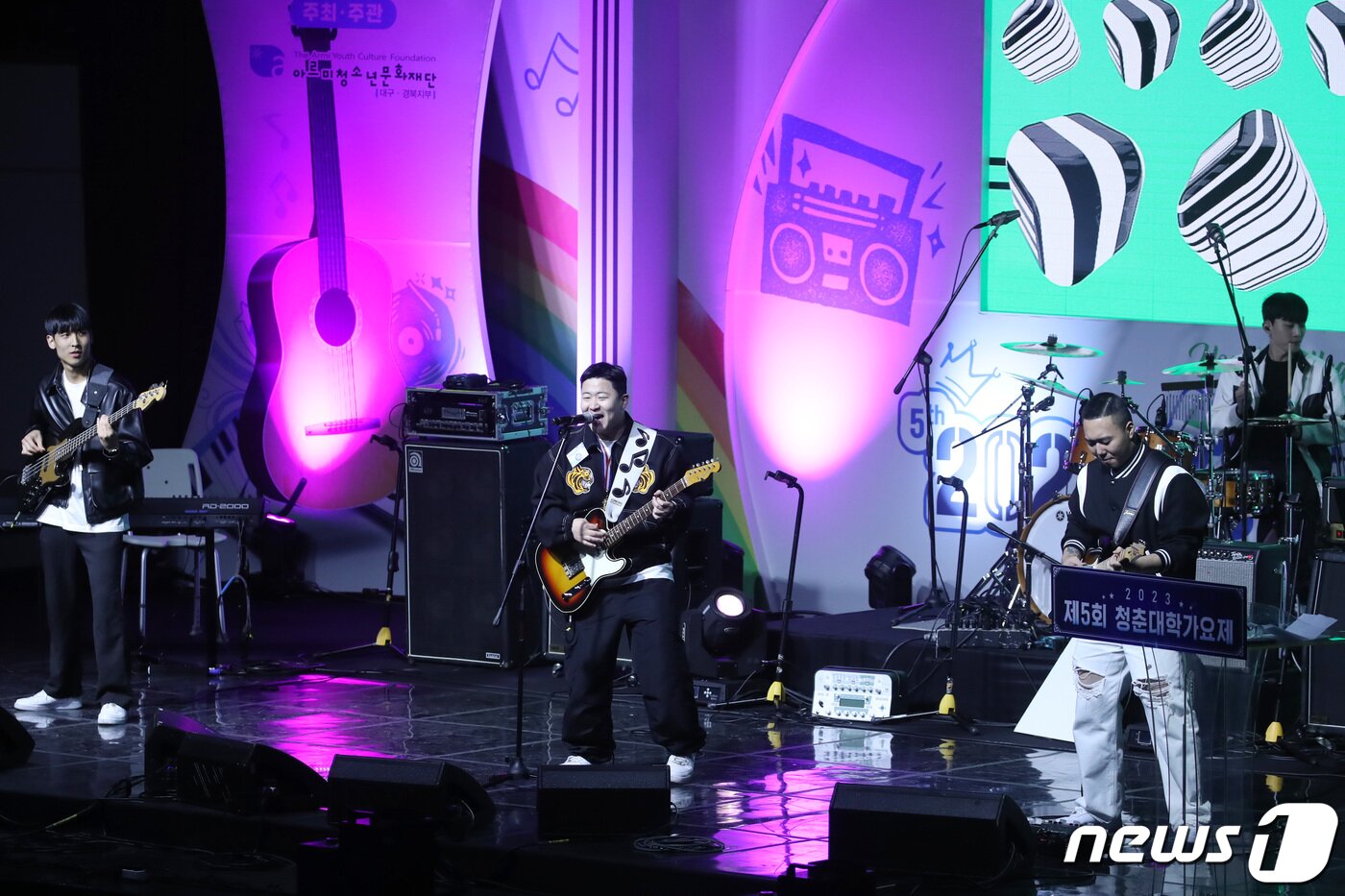 본문 이미지 - 10일 오후 경북 구미시 박정희체육관에서 열린 '2023 청춘대학가요제'에서 대상을 차지한 참가번호 10번 서경대학교 '홀리베어'가 앙코르 무대를 선보이고 있다. 전국 대학생들의 가요 경연대회인 '청춘대학가요제'는 2019년 첫 대회를 시작으로 올해 5회를 맞았다. 2023.11.10/뉴스1 ⓒ News1 공정식 기자