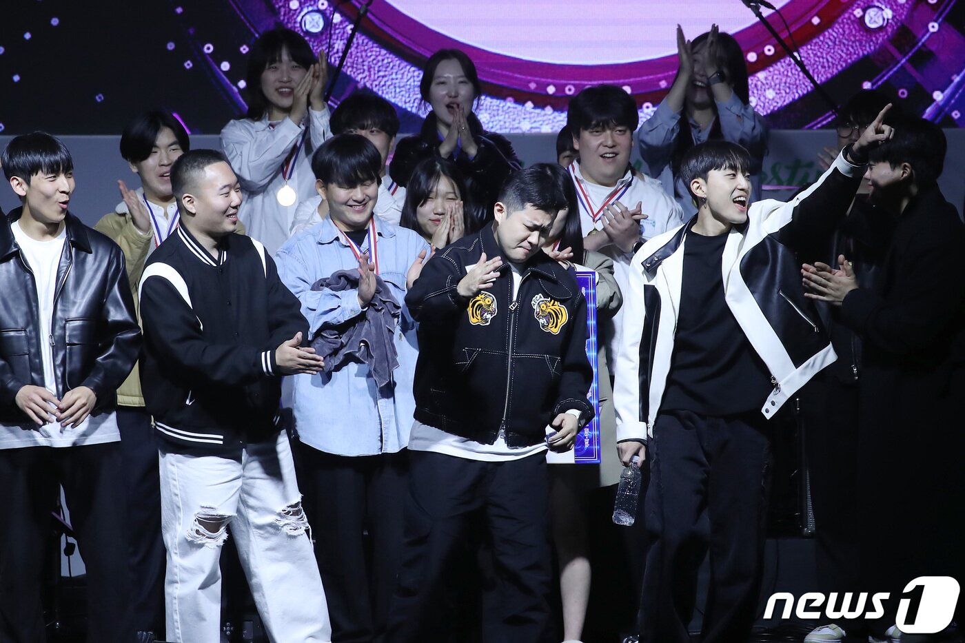 본문 이미지 - 10일 오후 경북 구미시 박정희체육관에서 열린 '2023 청춘대학가요제'에서 대상을 차지한 참가번호 10번 서경대학교 '홀리베어'가 환호하고 있다. 전국 대학생들의 가요 경연대회인 '청춘대학가요제'는 2019년 첫 대회를 시작으로 올해 5회를 맞았다. 2023.11.10/뉴스1 ⓒ News1 공정식 기자