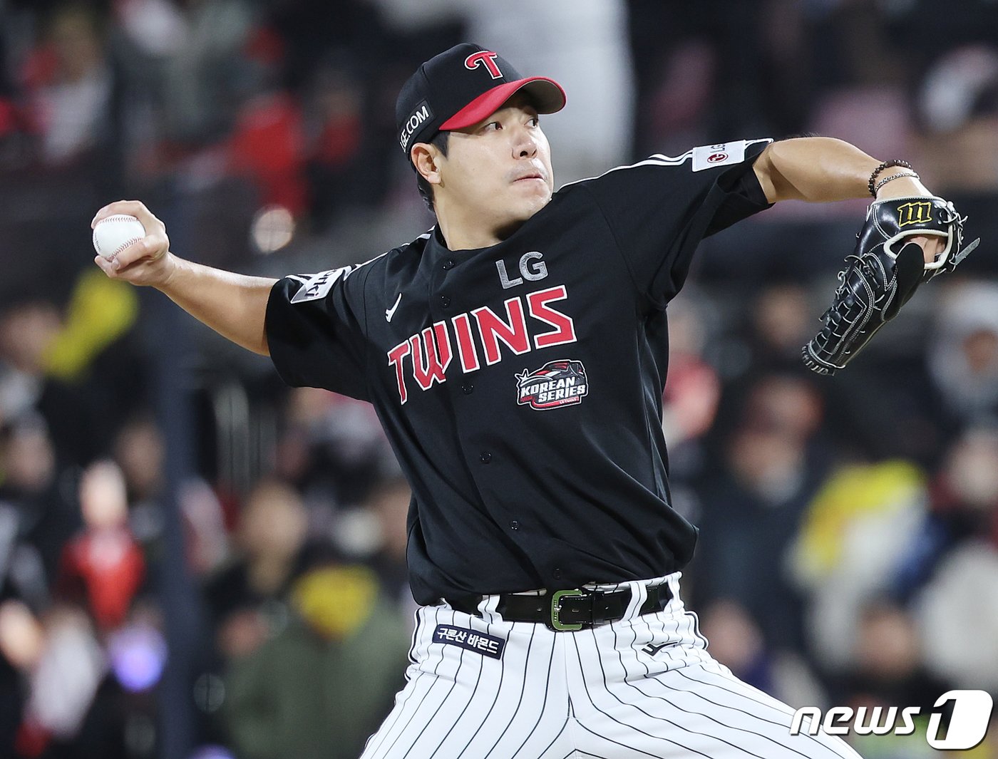 10일 오후 경기도 수원시 장안구 수원KT위즈파크에서 열린 &#39;2023 신한은행 SOL KBO 포스트시즌&#39; 한국시리즈 3차전 kt 위즈와 LG 트윈스의 경기 4회말 2사 1루 상황, 마운드에 오른 LG 두 번재 투수 김진성이 역투하고 있다. 2023.11.10/뉴스1 ⓒ News1 이재명 기자