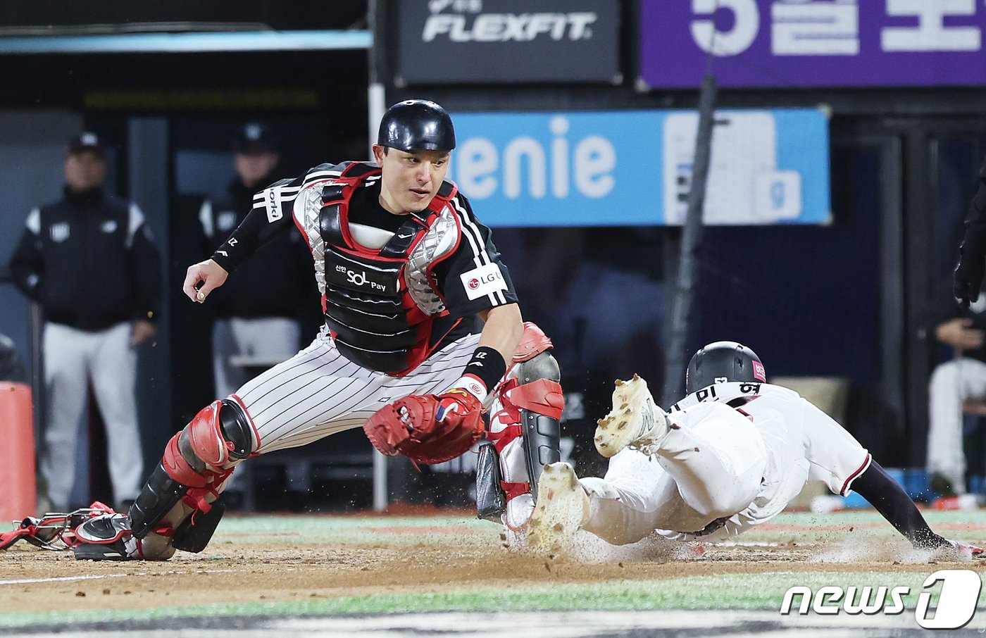 10일 오후 경기도 수원시 장안구 수원KT위즈파크에서 열린 &#39;2023 신한은행 SOL KBO 포스트시즌&#39; 한국시리즈 3차전 kt 위즈와 LG 트윈스의 경기 5회말 1사 1,3루 상황, kt 이호연 타격때 김민혁이 홈으로 쇄도하고 있다. 비디오 판독 결과 태그아웃. 2023.11.10/뉴스1 ⓒ News1 이재명 기자