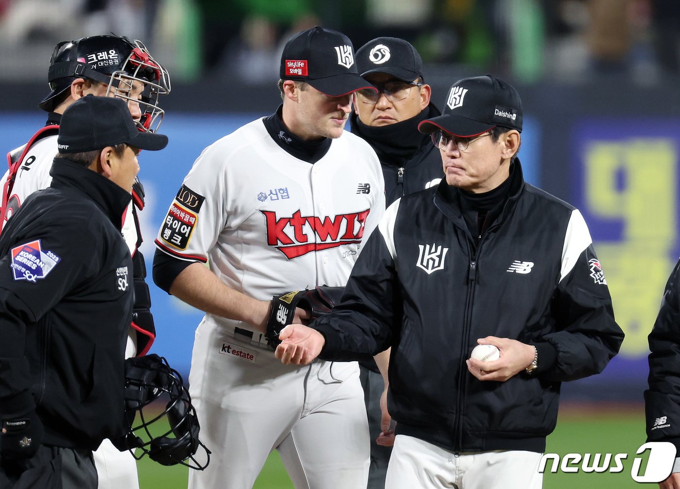 본문 이미지 - 3시즌 째 동행하고 있는 이강철 KT 감독(오른쪽)과 웨스 벤자민(가운데). /뉴스1 DB ⓒ News1 이동해 기자