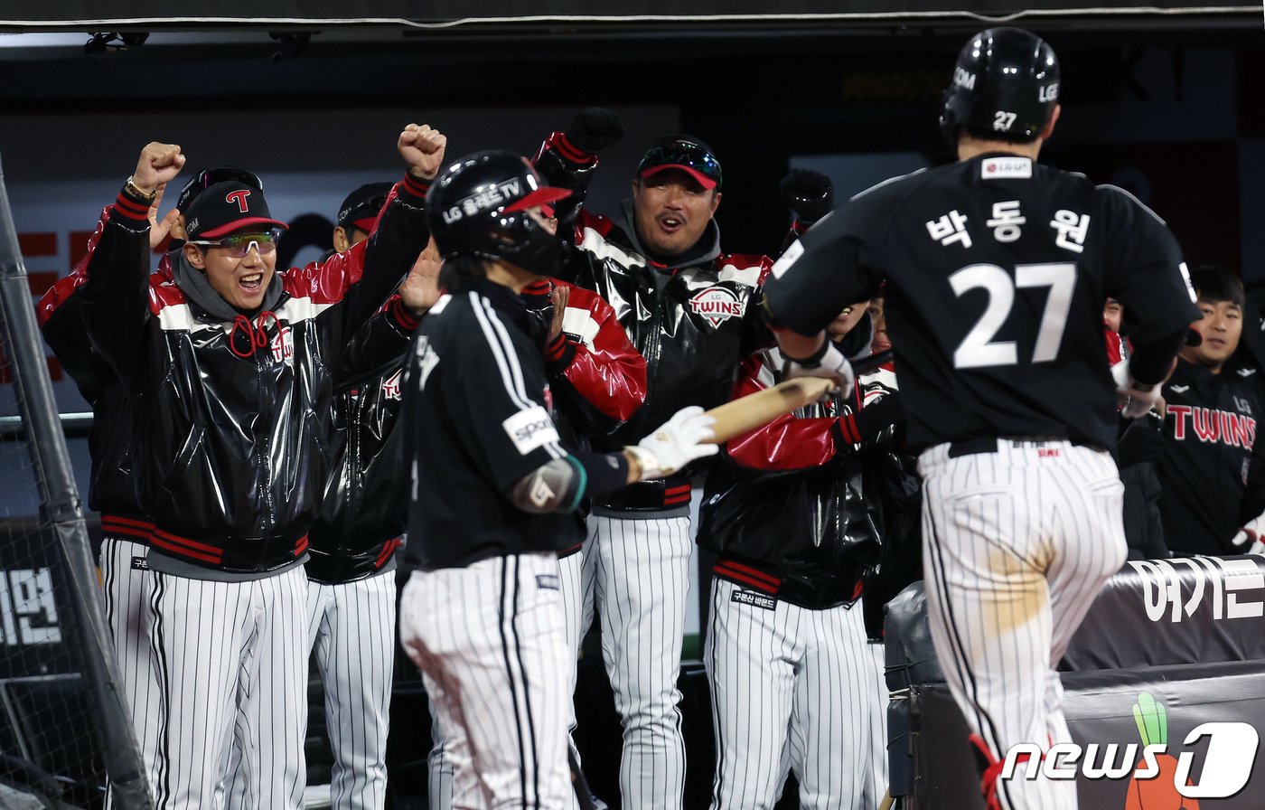 10일 오후 경기도 수원시 장안구 수원KT위즈파크에서 열린 &#39;2023 신한은행 SOL KBO 포스트시즌&#39; 한국시리즈 3차전 kt 위즈와 LG 트윈스의 경기, 6회초 무사 1루 LG 염경엽 감독이 박동원이 투런홈런을 쏘아올리자 만세를 부르고 있다. 2023.11.10/뉴스1 ⓒ News1 이동해 기자