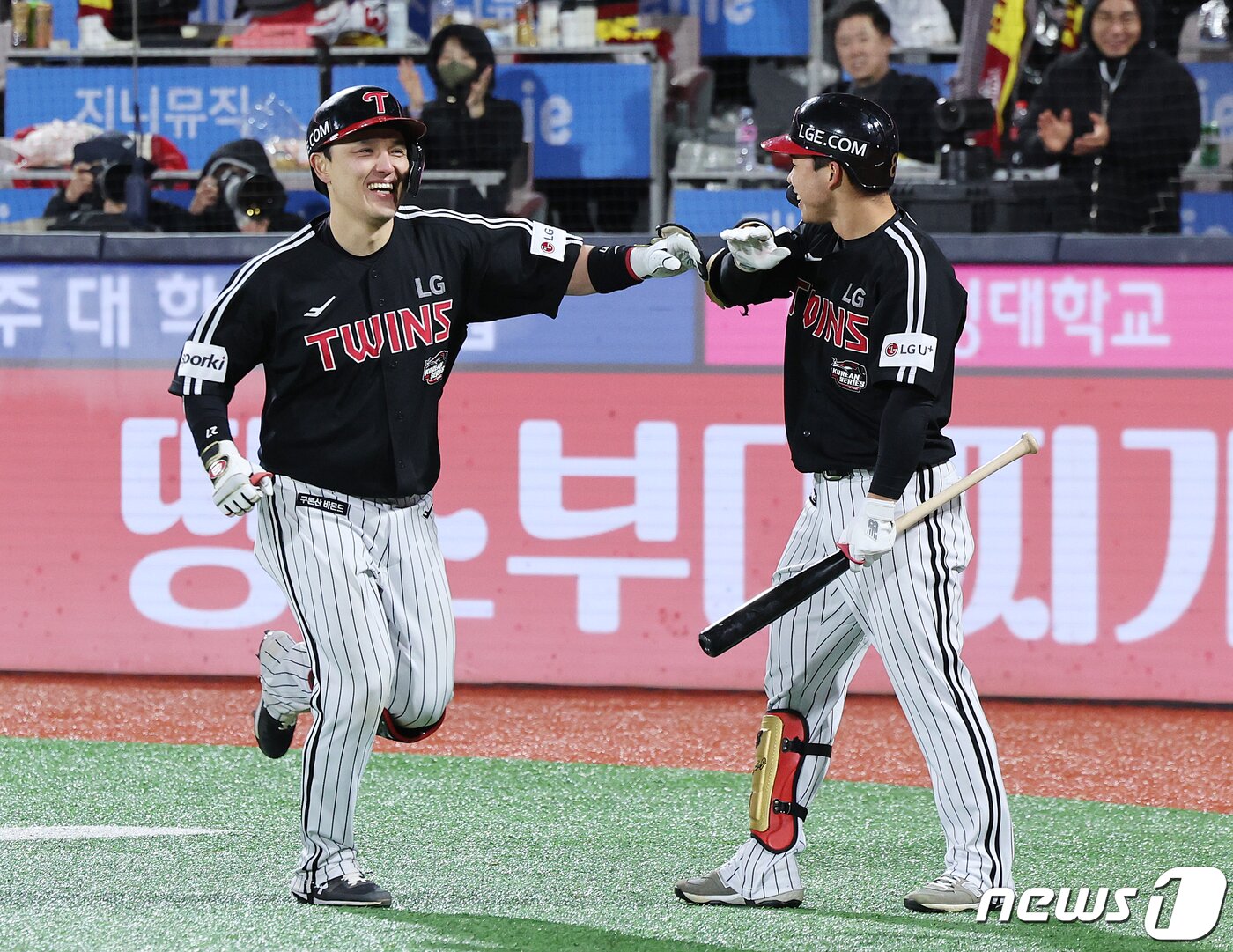 10일 오후 경기도 수원시 장안구 수원KT위즈파크에서 열린 &#39;2023 신한은행 SOL KBO 포스트시즌&#39; 한국시리즈 3차전 kt 위즈와 LG 트윈스의 경기, 6회초 무사 1루 LG 박동원이 투런홈런을 쏘아올린 뒤 문보경과 기쁨을 나누고 있다. 2023.11.10/뉴스1 ⓒ News1 이재명 기자