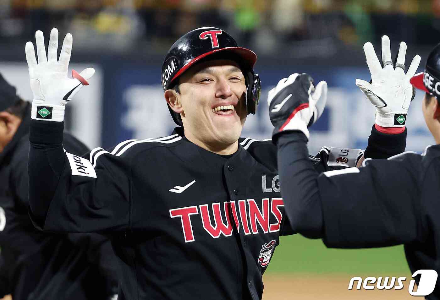 10일 오후 경기도 수원시 장안구 수원KT위즈파크에서 열린 '2023 신한은행 SOL KBO 포스트시즌' 한국시리즈 3차전 kt 위즈와 LG 트윈스의 경기, 6회초 무사 1루 LG 박동원이 투런홈런을 쏘아올린 뒤 문보경과 기쁨을 나누고 있다. 2023.11.10/뉴스1 © News1 이동해 기자