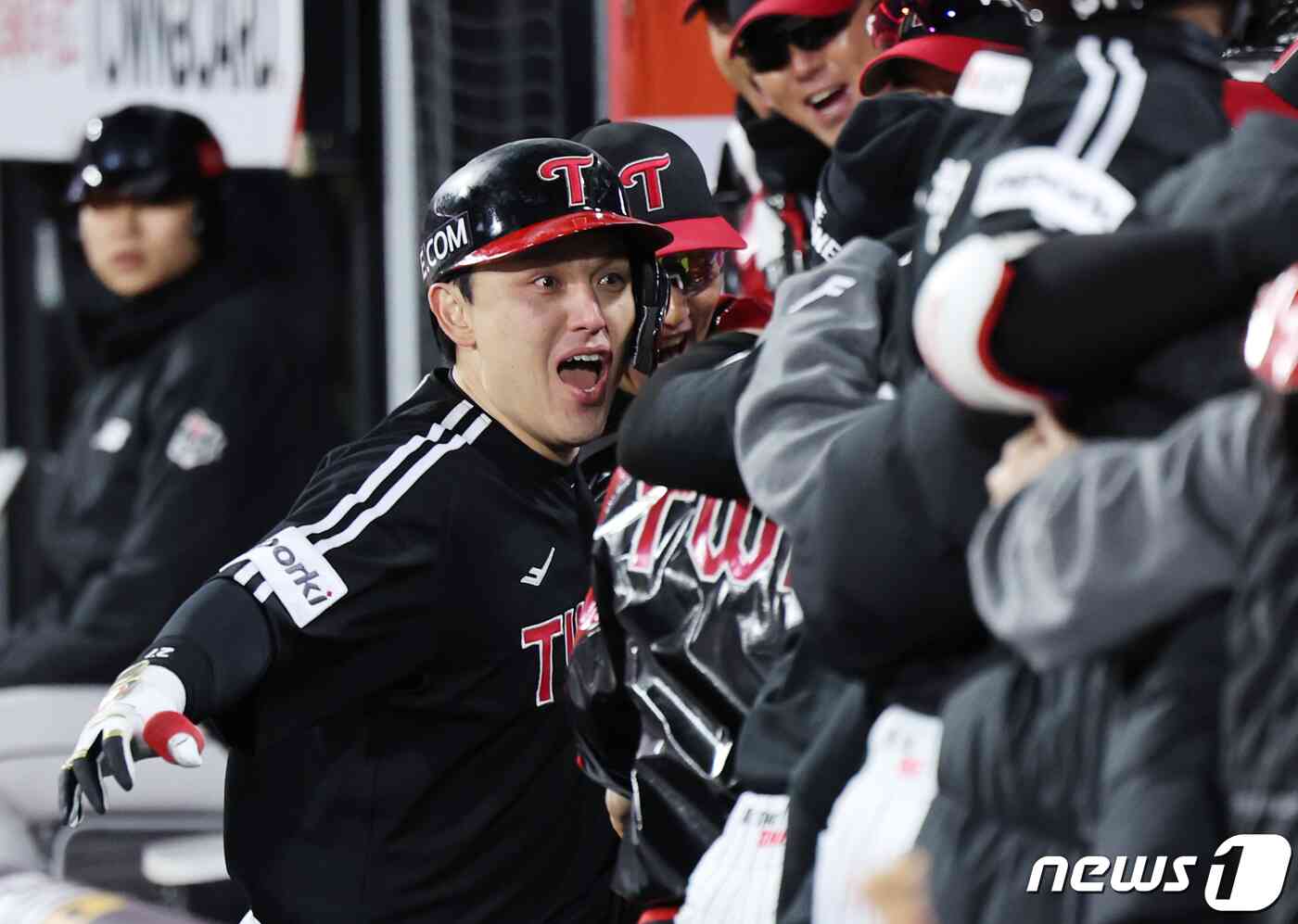10일 오후 경기도 수원시 장안구 수원KT위즈파크에서 열린 '2023 신한은행 SOL KBO 포스트시즌' 한국시리즈 3차전 kt 위즈와 LG 트윈스의 경기 6회초 무사 1루 상황, 투런포를 친 LG 박동원이 동료 선수들의 축하를 받고 있다. 2023.11.10/뉴스1 © News1 이재명 기자