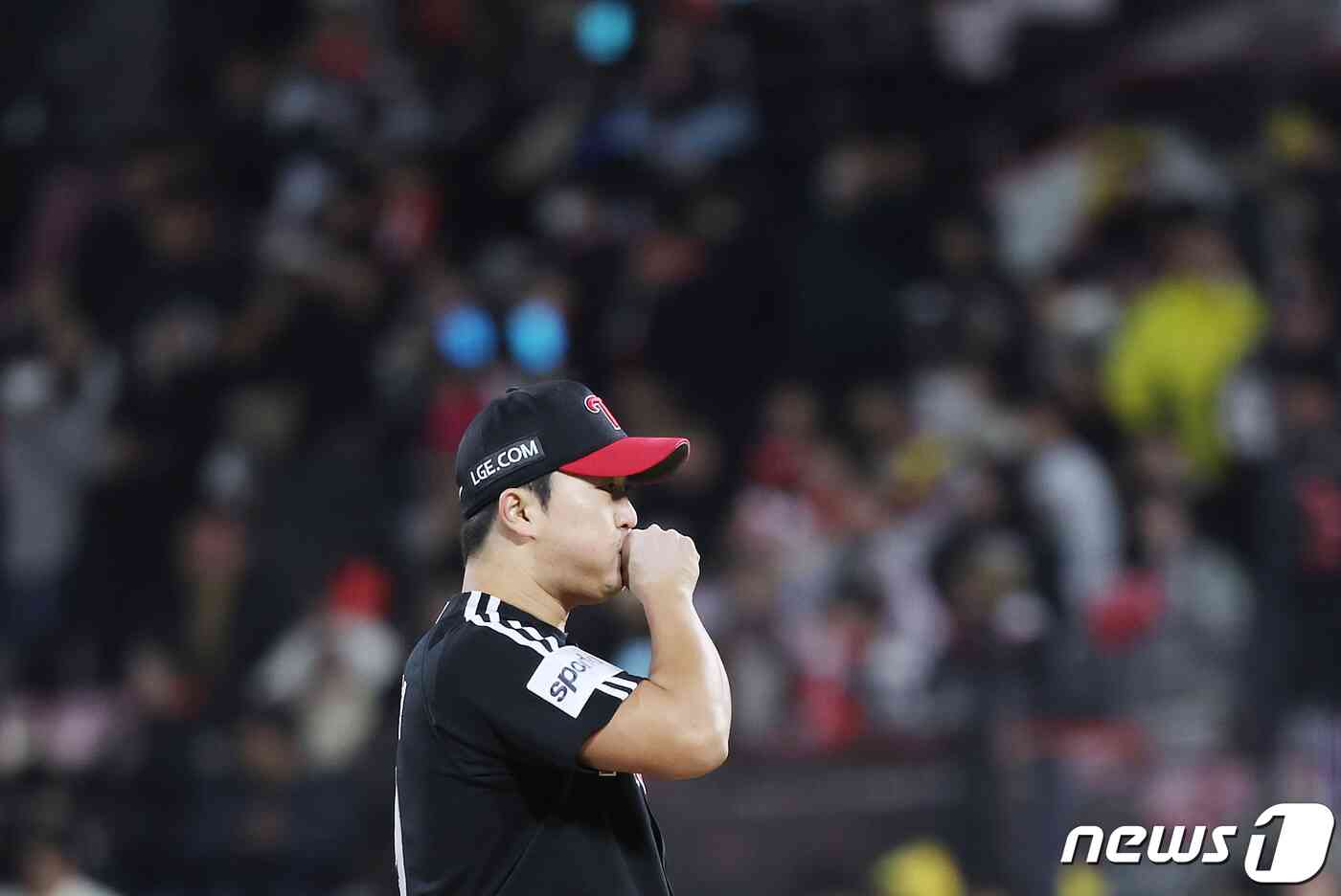 10일 오후 경기도 수원시 장안구 수원KT위즈파크에서 열린 '2023 신한은행 SOL KBO 포스트시즌' 한국시리즈 3차전 kt 위즈와 LG 트윈스의 경기 8회말 무사 주자없는 상황, LG 마무리 고우석이 kt 선두타자 배정대에게 안타를 허용한 후 숨을 고르고 있다. 2023.11.10/뉴스1 © News1 이재명 기자