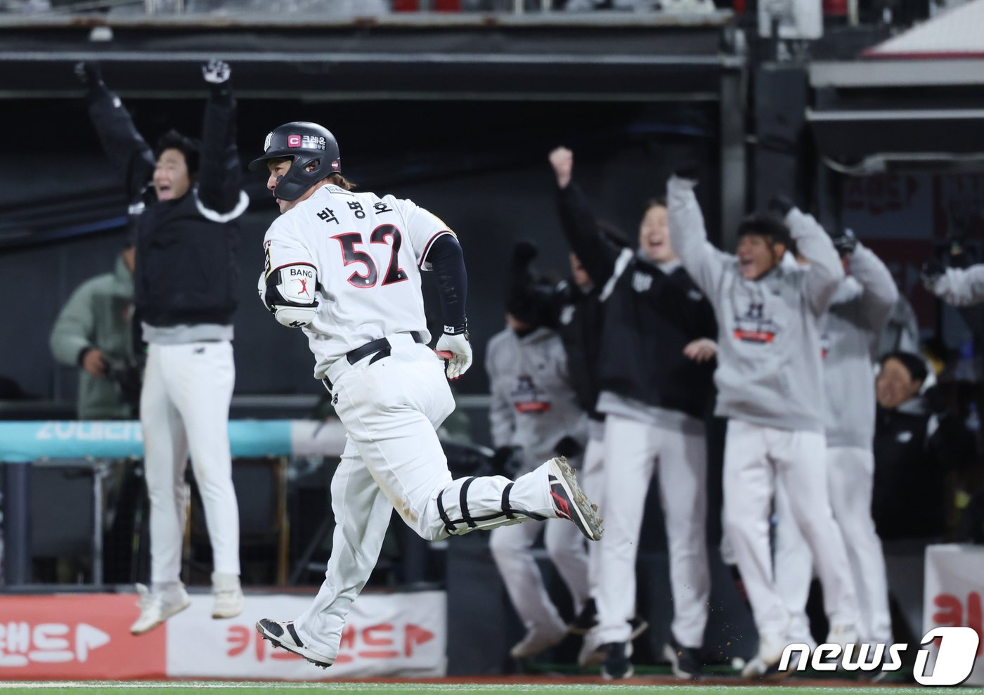 10일 오후 경기도 수원시 장안구 수원KT위즈파크에서 열린 &#39;2023 신한은행 SOL KBO 포스트시즌&#39; 한국시리즈 3차전 kt 위즈와 LG 트윈스의 경기 8회말 1사 2루 상황, kt 박병호가 투런포를 친 후 그라운드를 돌고 있다. 2023.11.10/뉴스1 ⓒ News1 이재명 기자