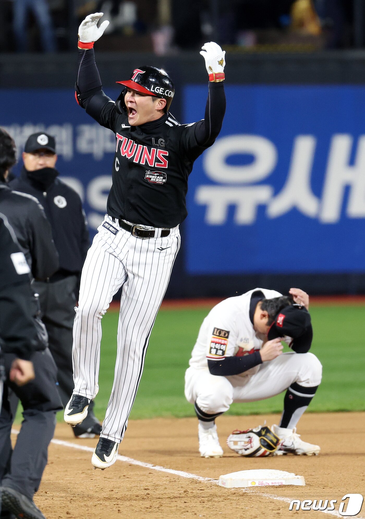 10일 오후 경기도 수원시 장안구 조원동 수원KT위즈파크에서 열린 프로야구 &#39;2023 신한은행 SOL KBO 포스트시즌&#39; 한국시리즈 3차전 kt 위즈와 LG 트윈스의 경기, 9회초 2사 1,2루 LG 오지환이 역전 스리런홈런을 쏘아올린 뒤 그라운드를 돌고 있다. 2023.11.10/뉴스1 ⓒ News1 이동해 기자