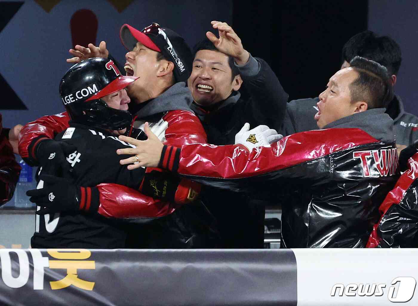 10일 오후 경기도 수원시 장안구 조원동 수원KT위즈파크에서 열린 프로야구 '2023 신한은행 SOL KBO 포스트시즌' 한국시리즈 3차전 kt 위즈와 LG 트윈스의 경기 9회초 2사 주자 1,2루 상황 LG 오지환이 역전 스리런 홈런을 터트리고 더그아웃으로 들어가 동료들의 격한 환영을 받고 있다. 2023.11.10/뉴스1 © News1 박정호 기자