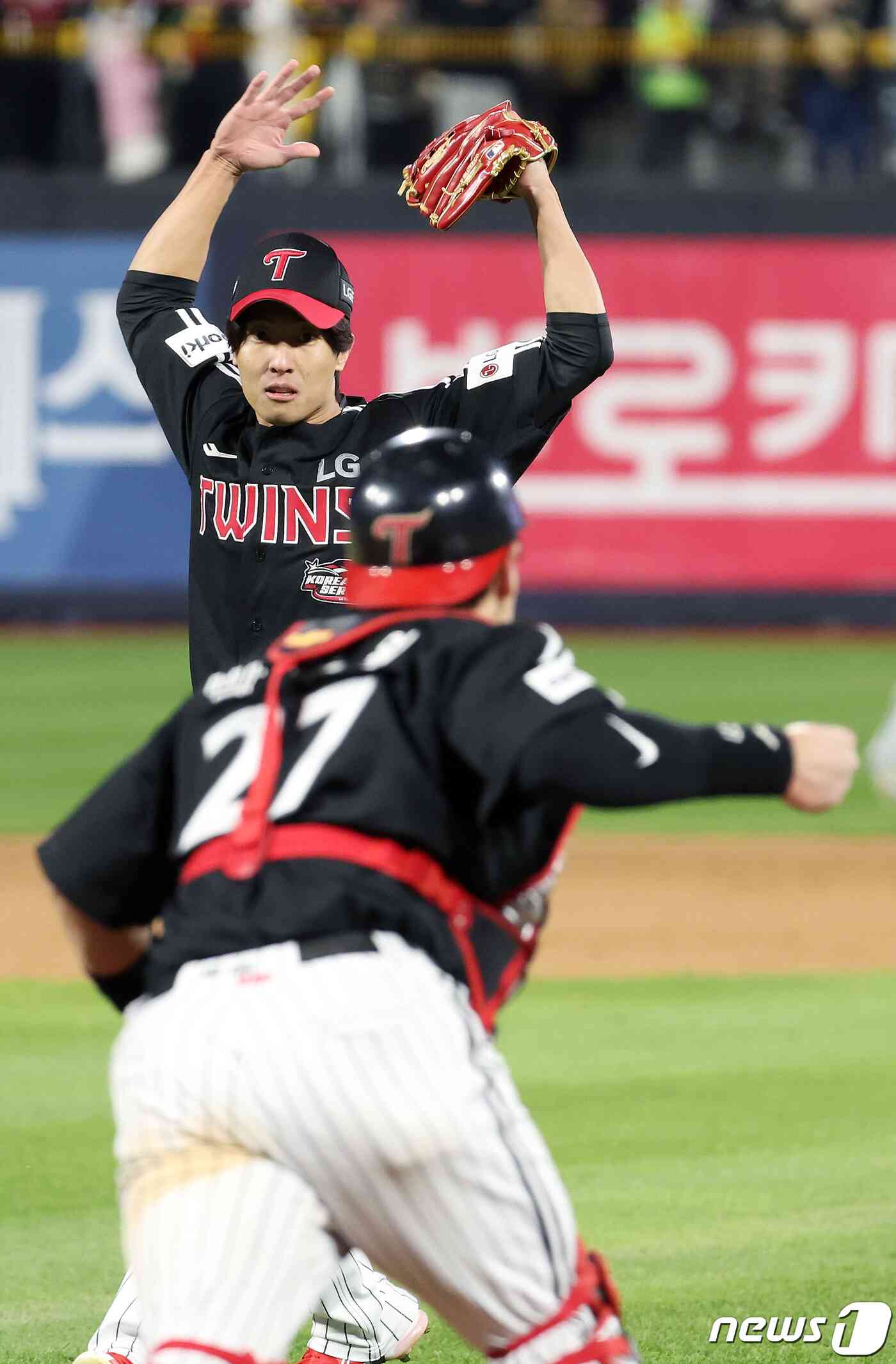 10일 오후 경기도 수원시 장안구 조원동 수원KT위즈파크에서 열린 프로야구 '2023 신한은행 SOL KBO 포스트시즌' 한국시리즈 3차전 kt 위즈와 LG 트윈스의 경기 9회말 1사 만루 상황 병살로 이닝을 마무리하며 승리를 확정한 LG 박동원 포수와 이정용이 기쁨을 나누고 있다. 2023.11.10/뉴스1 © News1 이동해 기자