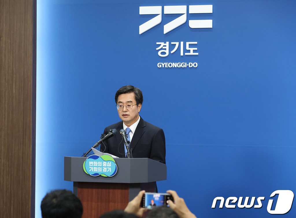 본문 이미지 - 김동연 경기도지사가 지난 6일 도청 브리핑룸에서 ‘2024년도 예산안’을 설명하는 기자회견을 통해 “나라의 미래는 안중에도 없다. 이런 선거용 정치쇼가 어디 있나”라며 여당의 ‘김포, 서울 편입’ 추진을 강하게 비판했다.(경기도 제공)/