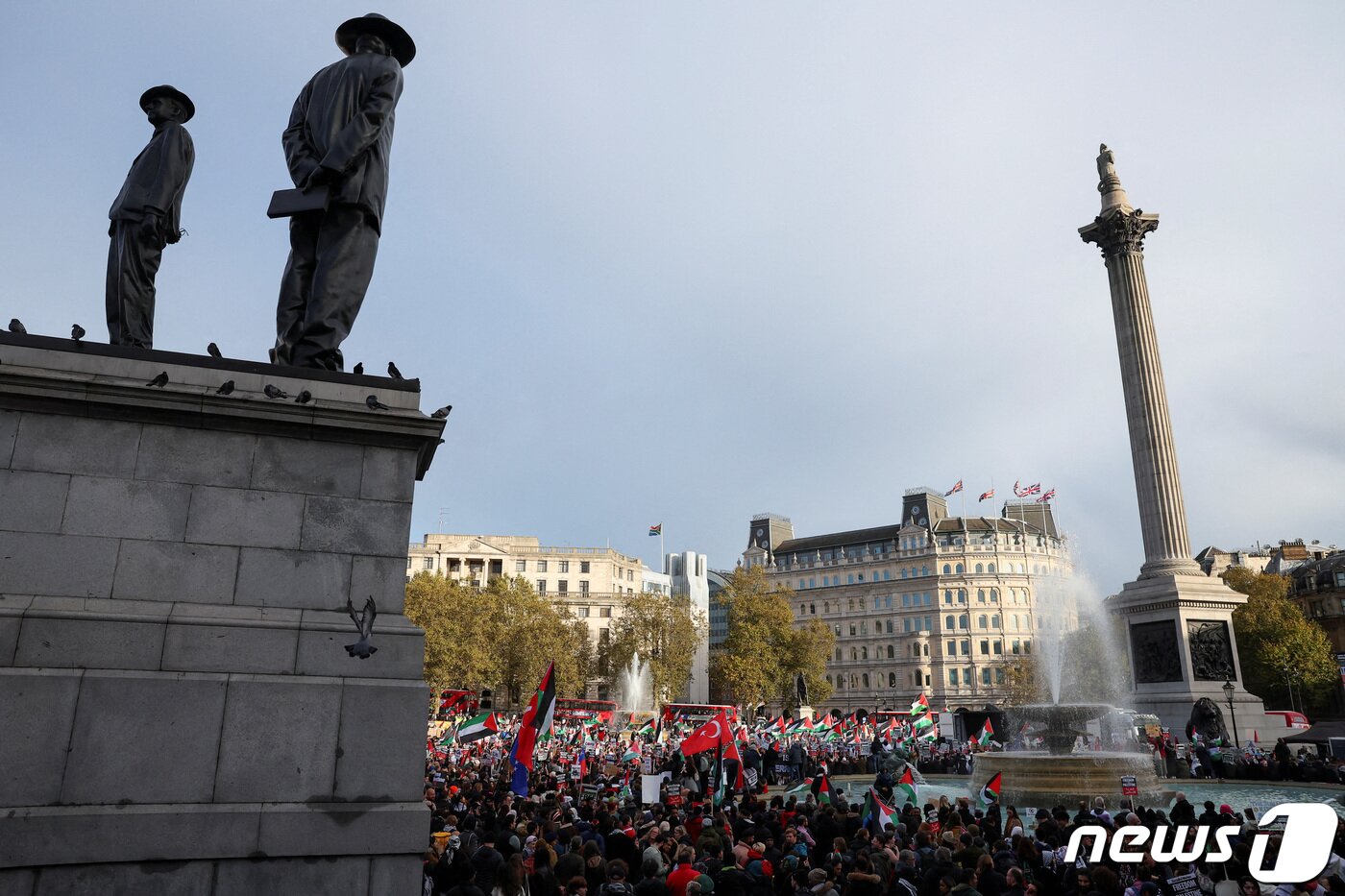 본문 이미지 - 지난 4일&#40;현지시간&#41; 영국 런던에서 팔레스타인을 지지하는 시위대가 트라팔가 광장에 모여있다. 2023.11.04/뉴스1 ⓒ 로이터=뉴스1 ⓒ News1 김민수 기자
