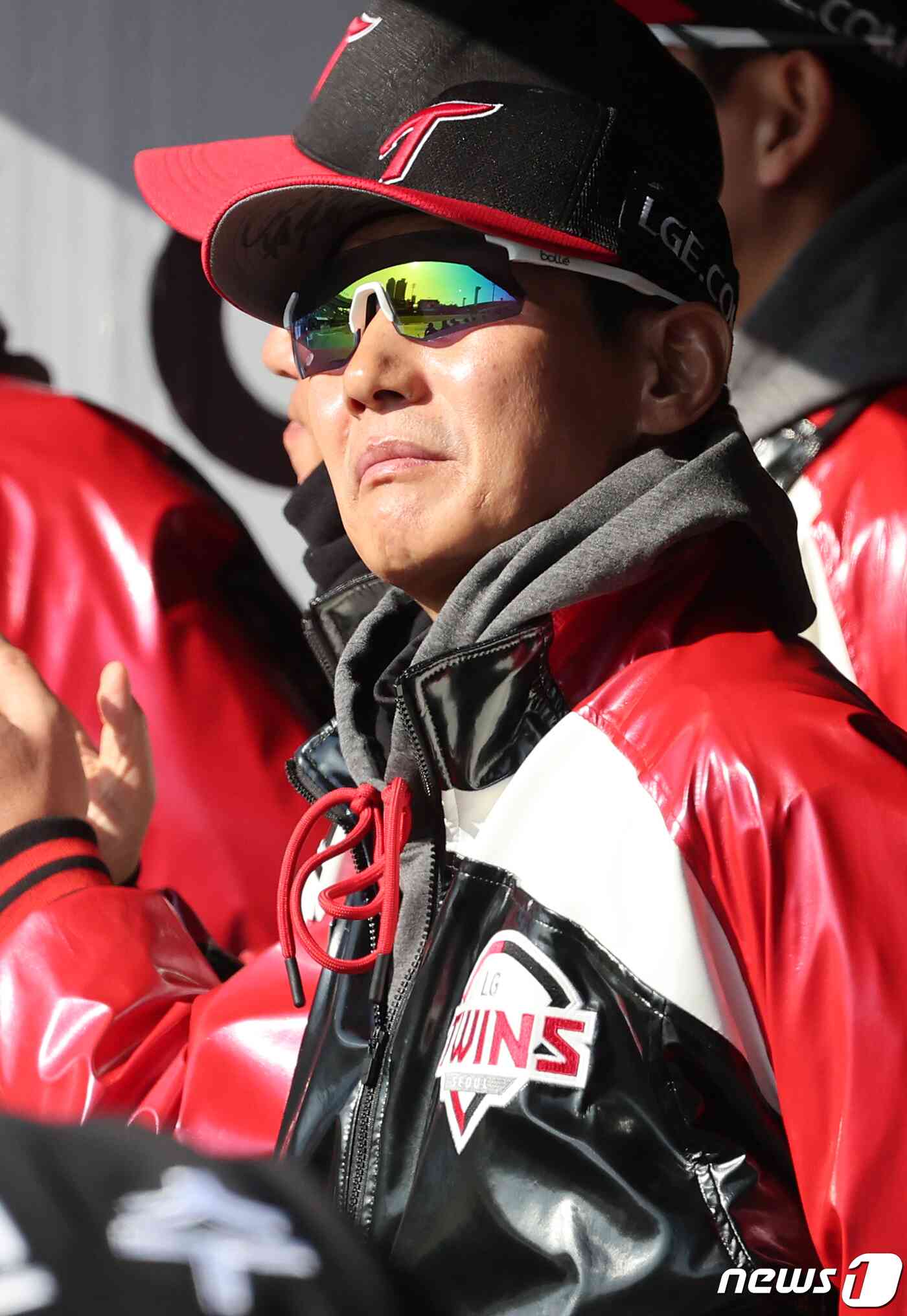 11일 오후 경기도 수원시 장안구 수원KT위즈파크에서 열린 '2023 신한은행 SOL KBO 포스트시즌' 한국시리즈 4차전 kt 위즈와 LG 트윈스의 경기, LG 염경엽 감독이 경기를 지켜보고 있다. 2023.11.11/뉴스1 © News1 김진환 기자