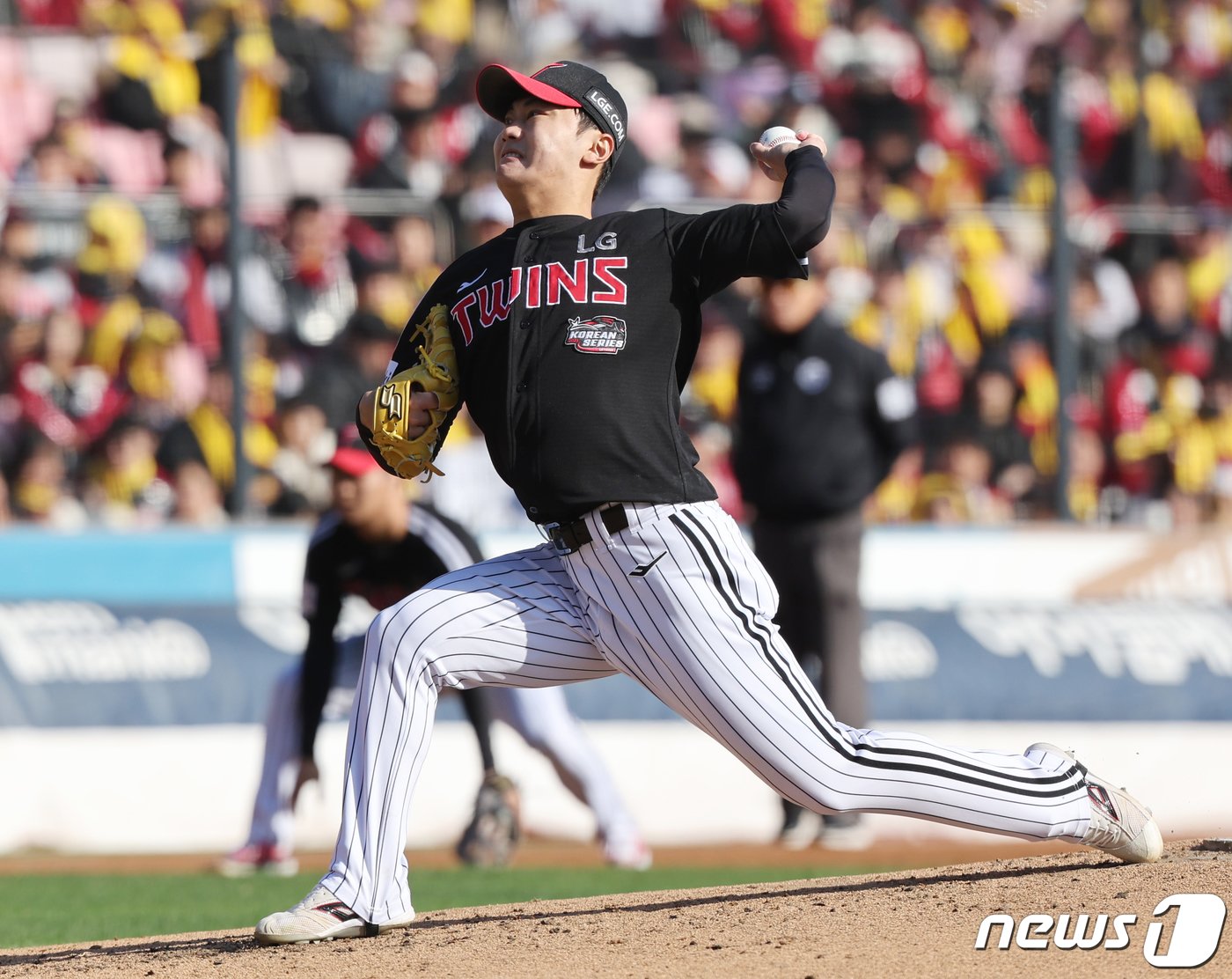 11일 오후 경기도 수원시 장안구 수원KT위즈파크에서 열린 &#39;2023 신한은행 SOL KBO 포스트시즌&#39; 한국시리즈 4차전 kt 위즈와 LG 트윈스의 경기에서 LG 선발 김윤식이 역투하고 있다. 2023.11.11/뉴스1 ⓒ News1 이재명 기자