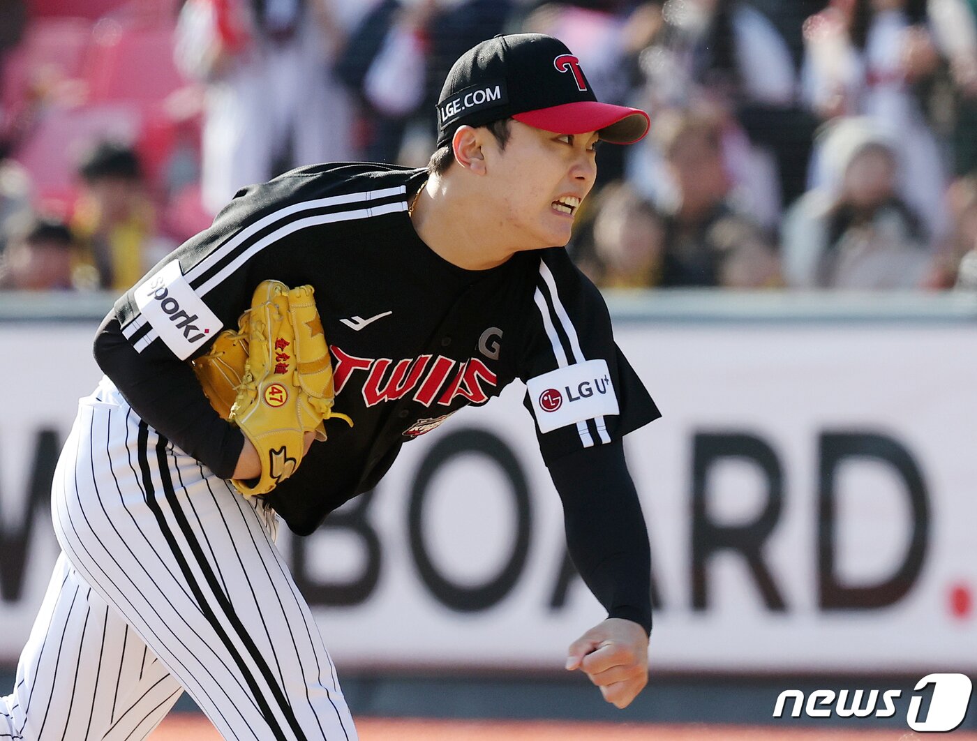 본문 이미지 - 11일 오후 경기도 수원시 장안구 수원KT위즈파크에서 열린 &#39;2023 신한은행 SOL KBO 포스트시즌&#39; 한국시리즈 4차전 kt 위즈와 LG 트윈스의 경기, LG 선발 김윤식이 1회말 등판해 힘차게 공을 던지고 있다. 2023.11.11/뉴스1 ⓒ News1 김진환 기자