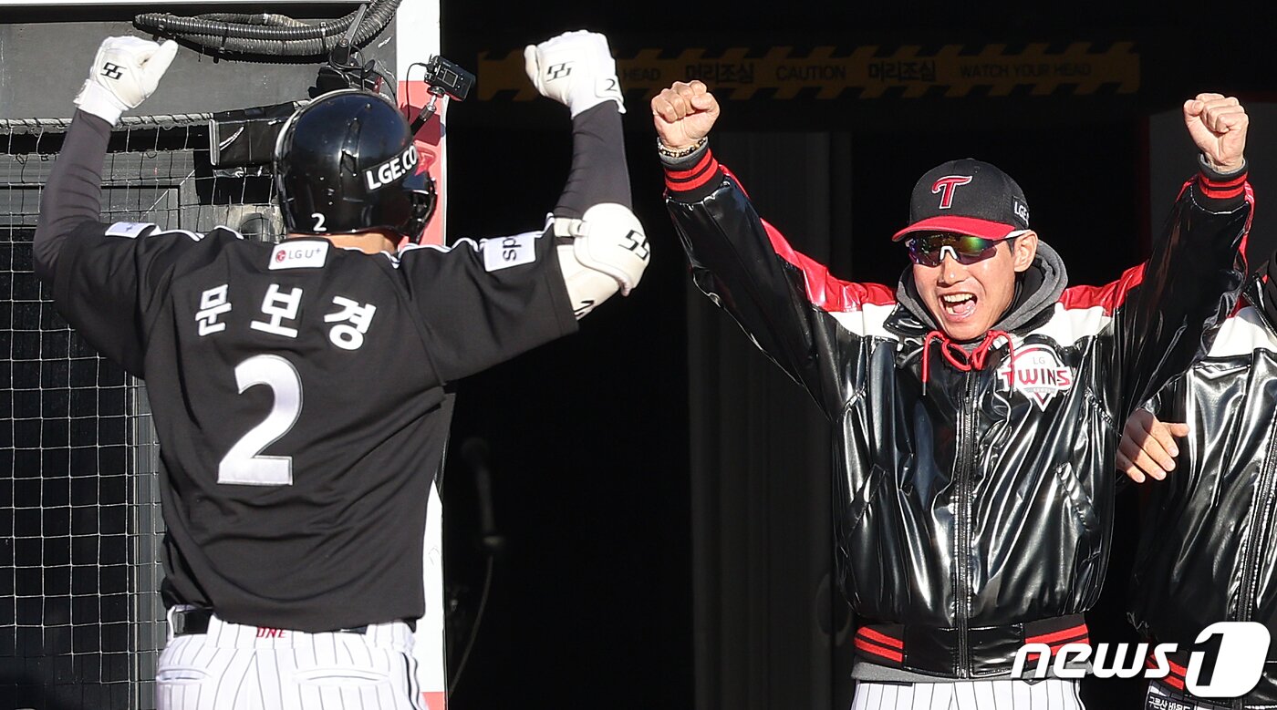 본문 이미지 - 11일 오후 경기도 수원시 장안구 수원KT위즈파크에서 열린 &#39;2023 신한은행 SOL KBO 포스트시즌&#39; 한국시리즈 4차전 kt 위즈와 LG 트윈스의 경기 6회초 1사 1루 상황, LG 문보경이 투런포를 친 후 염경엽 LG 감독과 기뻐하고 있다. 2023.11.11/뉴스1 ⓒ News1 이재명 기자