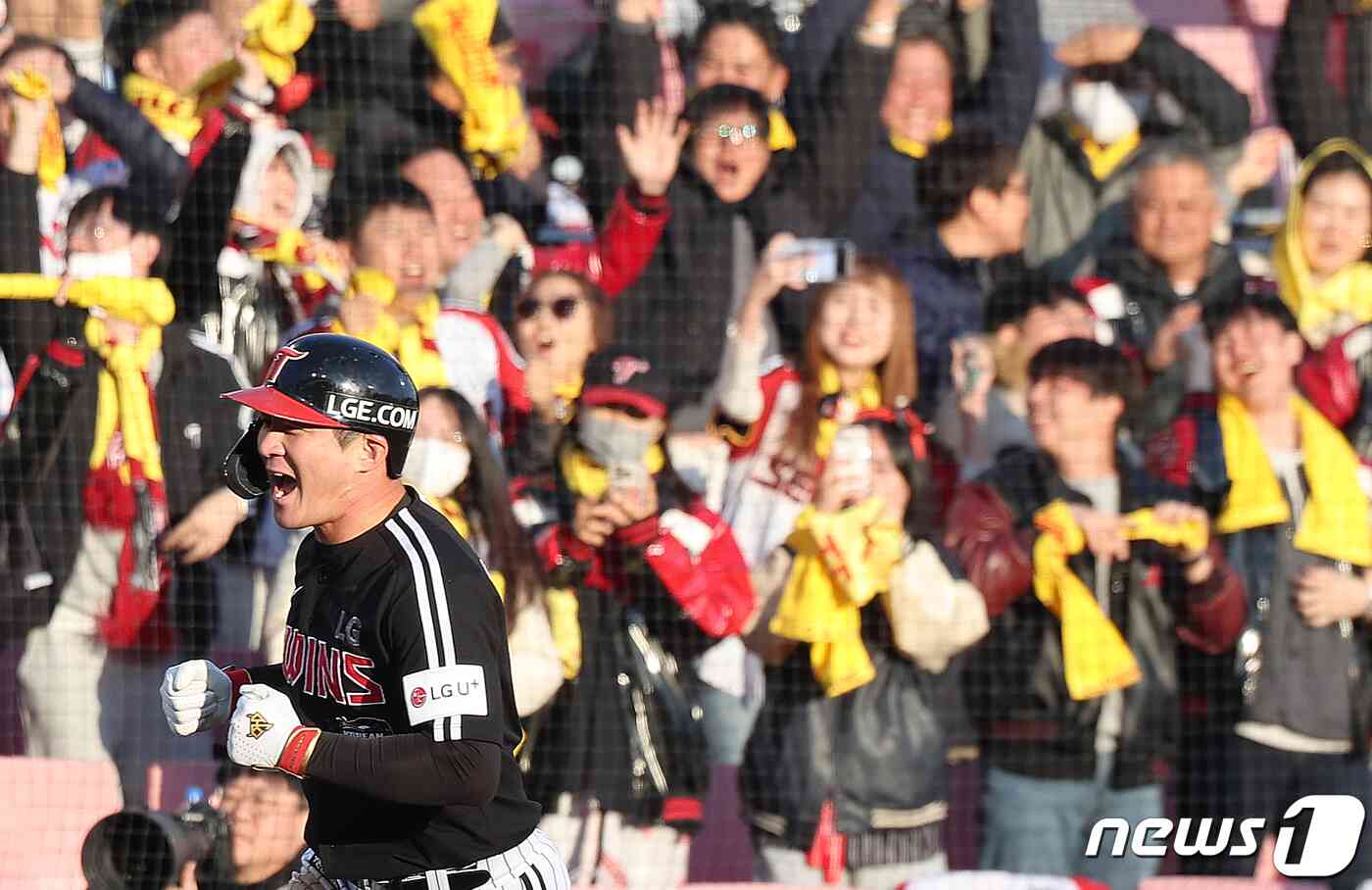 11일 오후 경기도 수원시 장안구 수원KT위즈파크에서 열린 '2023 신한은행 SOL KBO 포스트시즌' 한국시리즈 4차전 kt 위즈와 LG 트윈스의 경기 7회초 1사 1,3루 상황, LG 오지환이 스리런포를 친 후 그라운드를 돌고 있다. 2023.11.11/뉴스1 © News1 이재명 기자