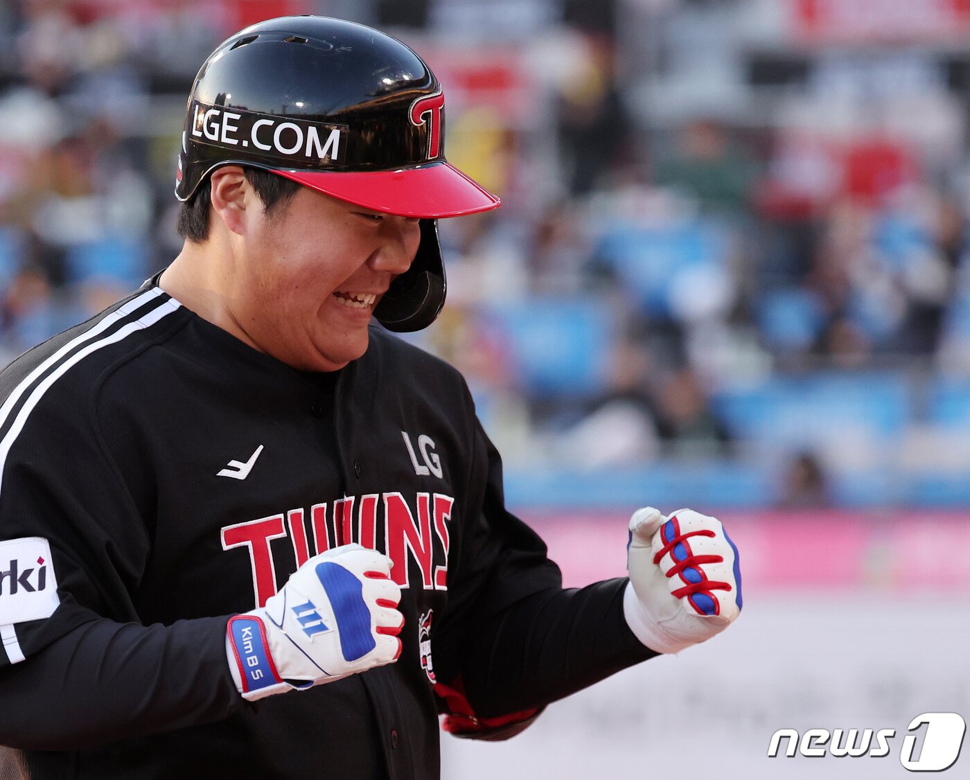 본문 이미지 - 11일 오후 경기도 수원시 장안구 수원KT위즈파크에서 열린 '2023 신한은행 SOL KBO 포스트시즌' 한국시리즈 4차전 kt 위즈와 LG 트윈스의 경기, LG 김범석이 8회초 1사 안타를 친 뒤 교체되며 주먹을 불끈 쥐고 있다. 2023.11.11/뉴스1 ⓒ News1 김진환 기자