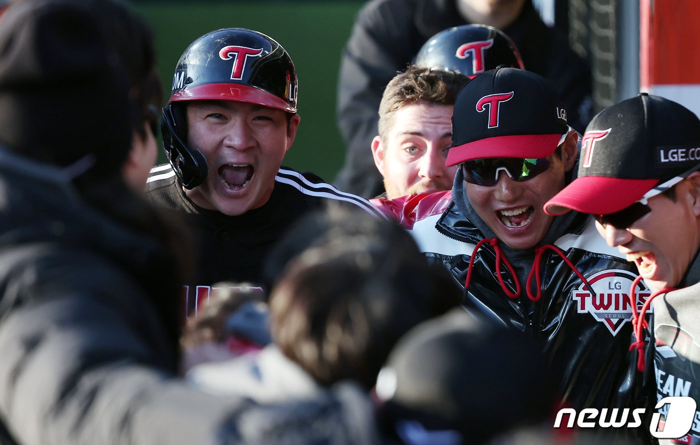 본문 이미지 - 11일 오후 경기도 수원시 장안구 수원KT위즈파크에서 열린 '2023 신한은행 SOL KBO 포스트시즌' 한국시리즈 4차전 kt 위즈와 LG 트윈스의 경기, LG 오지환이 7회초 1사 1,3루에서 스리런 홈런을 친 뒤 더그아웃에서 염경엽 감독을 비롯한 동료들과 기쁨을 나누고 있다. 2023.11.11/뉴스1 ⓒ News1 김진환 기자