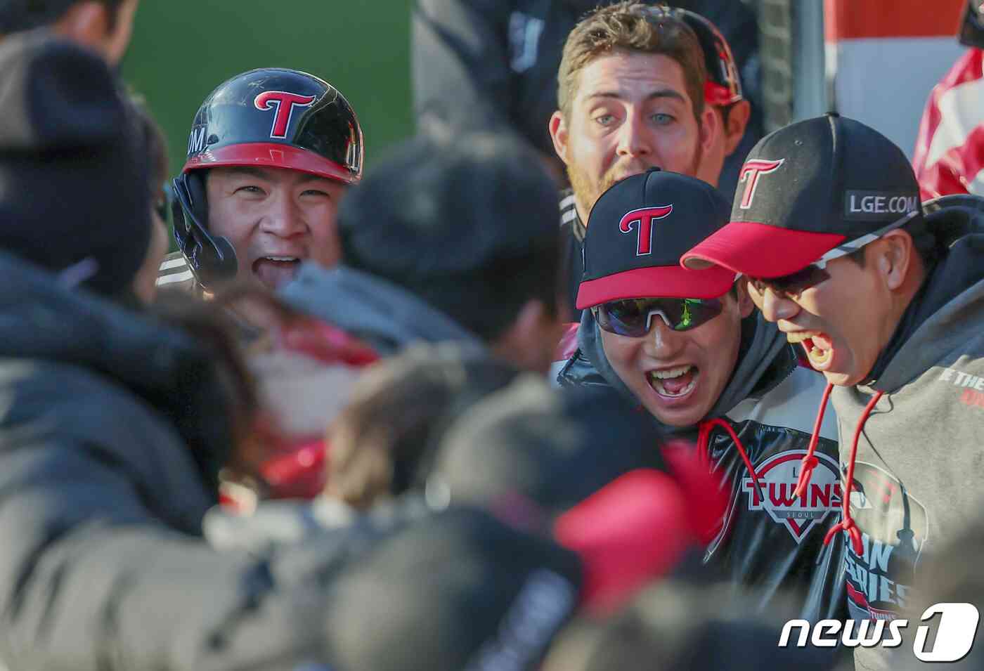 11일 오후 경기도 수원시 장안구 수원KT위즈파크에서 열린 '2023 신한은행 SOL KBO 포스트시즌' 한국시리즈 4차전 kt 위즈와 LG 트윈스의 경기, LG 오지환이 7회초 1사 1,3루에서 스리런 홈런을 친 뒤 더그아웃에서 염경엽 감독을 비롯한 동료들과 기쁨을 나누고 있다. 2023.11.11/뉴스1 © News1 김진환 기자