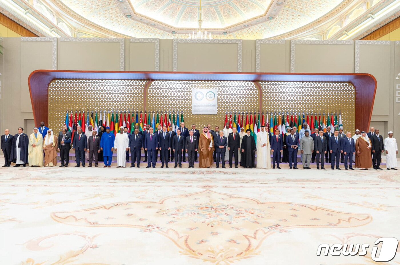 본문 이미지 - 11일(현지시간) 사우디아라비아 리야드에서 열린 이슬람 협력 기구(OIC) 정상회담에서 각국 정상들이 가족 사진을 찍기 위해 서 있다. 2023.11.11/뉴스1 ⓒ 로이터=뉴스1 ⓒ News1 김민수 기자