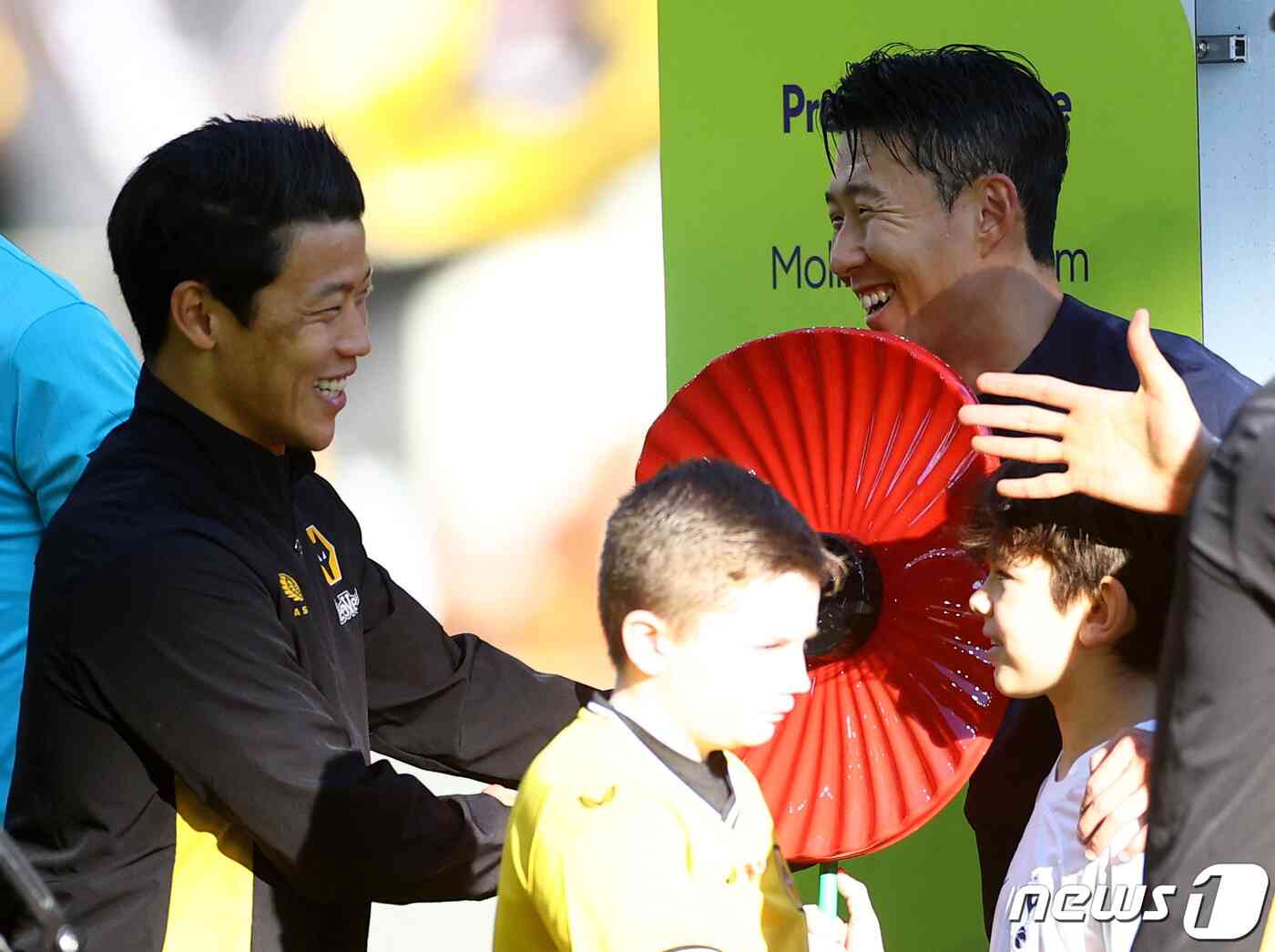 잉글랜드 프리미어리그(EPL)에서 적으로 만난 손흥민(오른쪽)과 황희찬. © 로이터=뉴스1