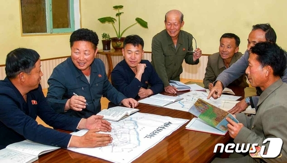 내년 농사 준비하는 북한… "농사 작전 토의 심화"