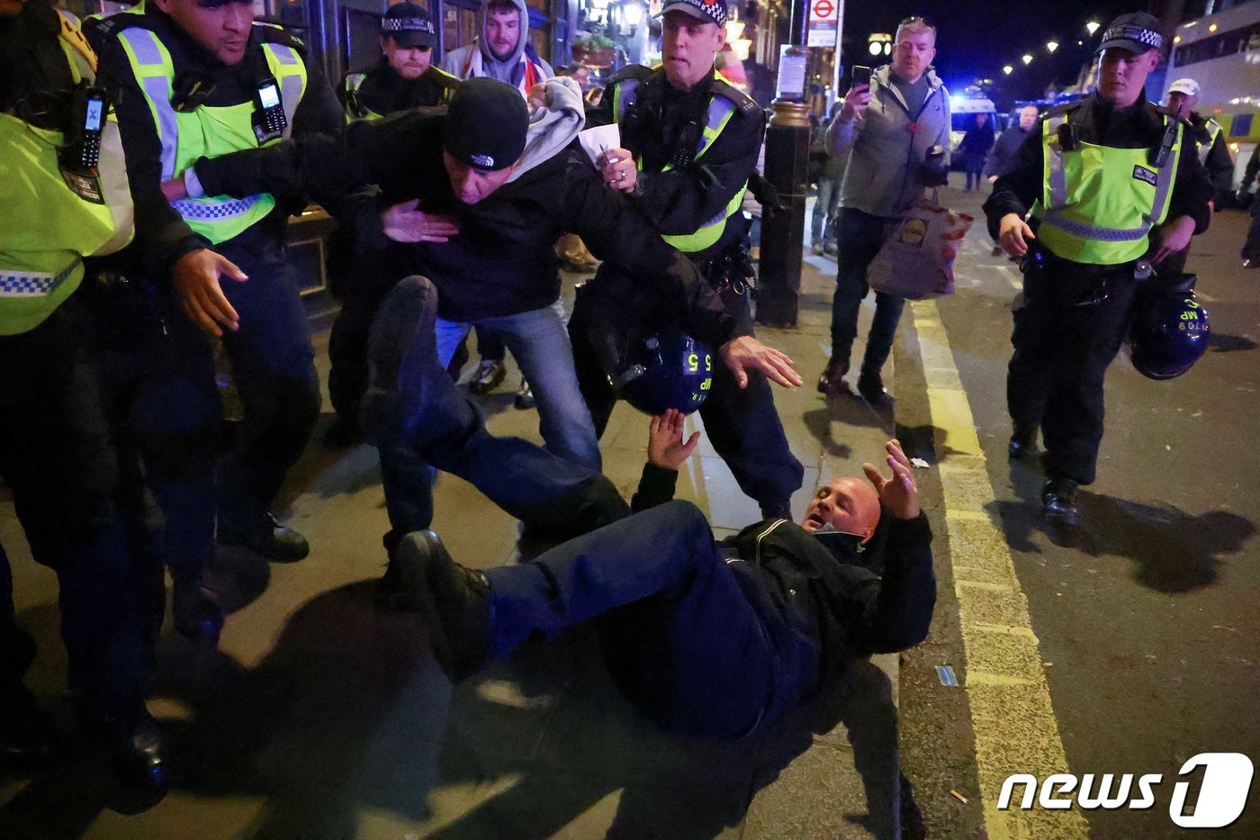 본문 이미지 - 영국 경찰이 반이스라엘 시위에 참여한 시민을 제압하고 있다. ⓒ 로이터=뉴스1 ⓒ News1 박형기 기자
