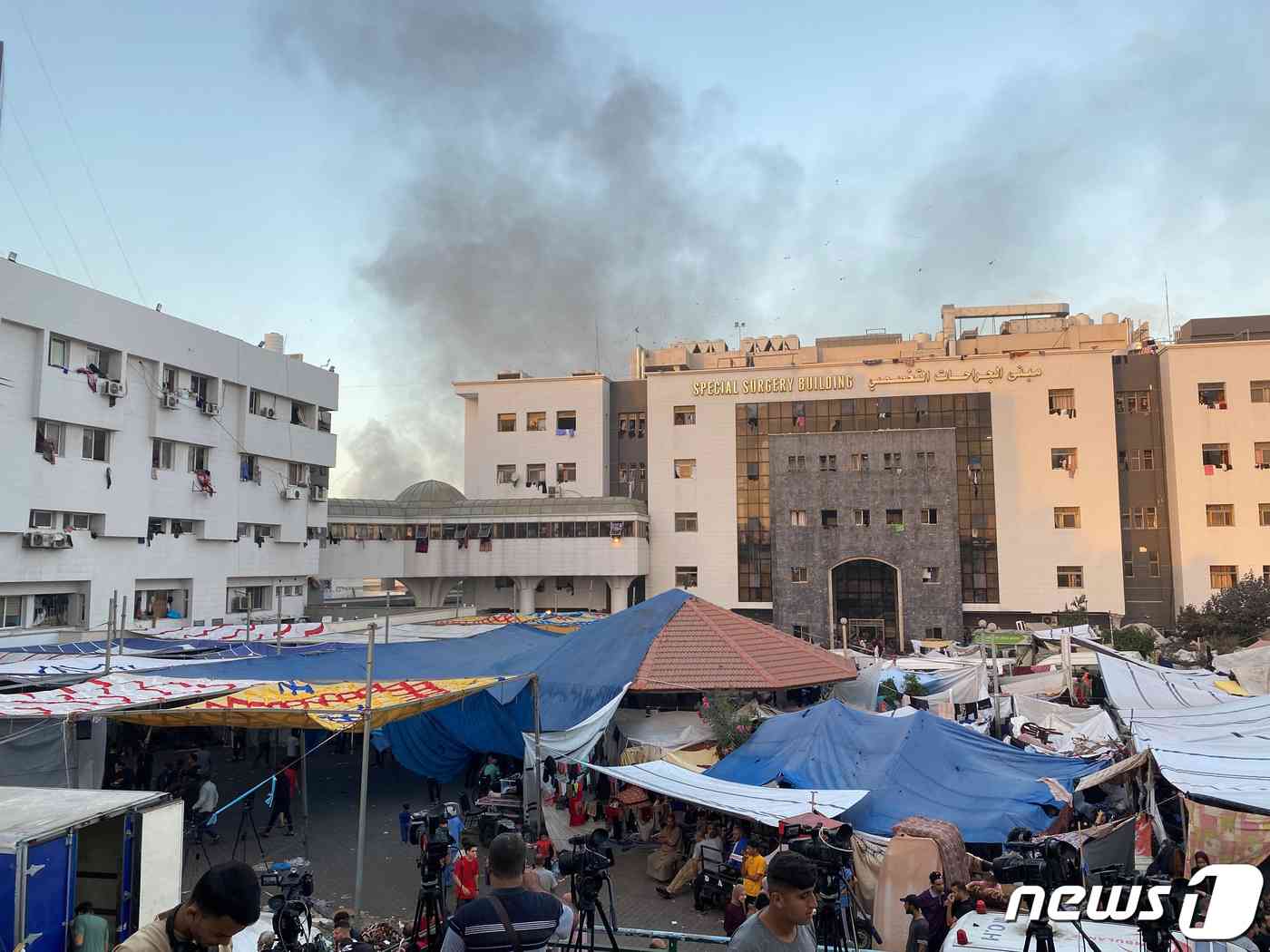 8일(현지시간) 팔레스타인 가자지구 내 알 시파 병원 인근에서 연기가 피어오르고 있는 모습. 2023.11.08. © 로이터=뉴스1 © News1 정윤영 기자