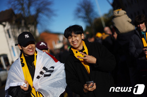 [사진] 태극기 두른 울버햄튼 원더러스의 한국 팬들
