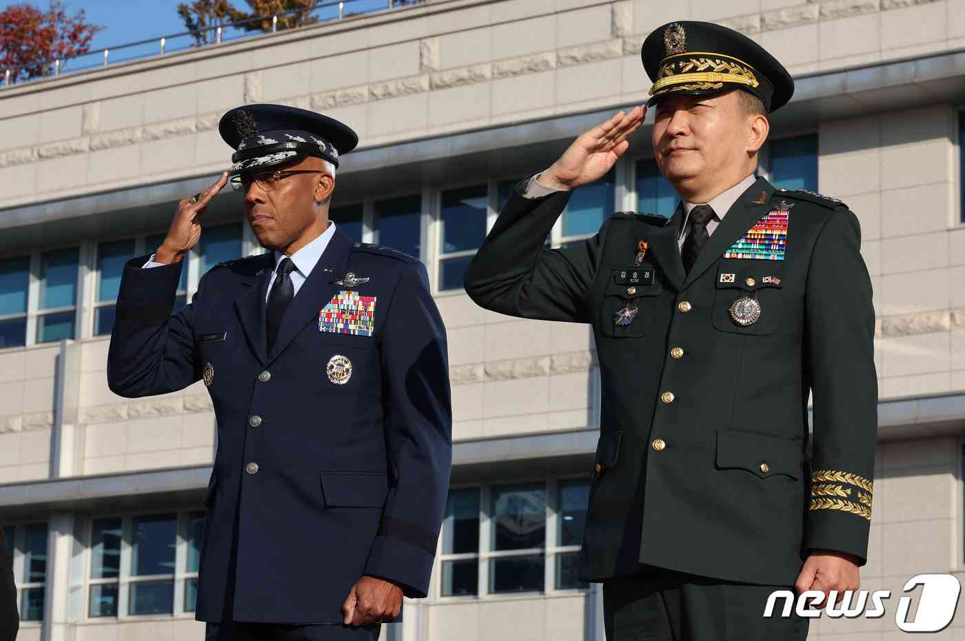 김승겸 합참의장(오른쪽)과 찰스 브라운 미군 합참의장. 2023.11.12/뉴스1 © News1 사진공동취재단