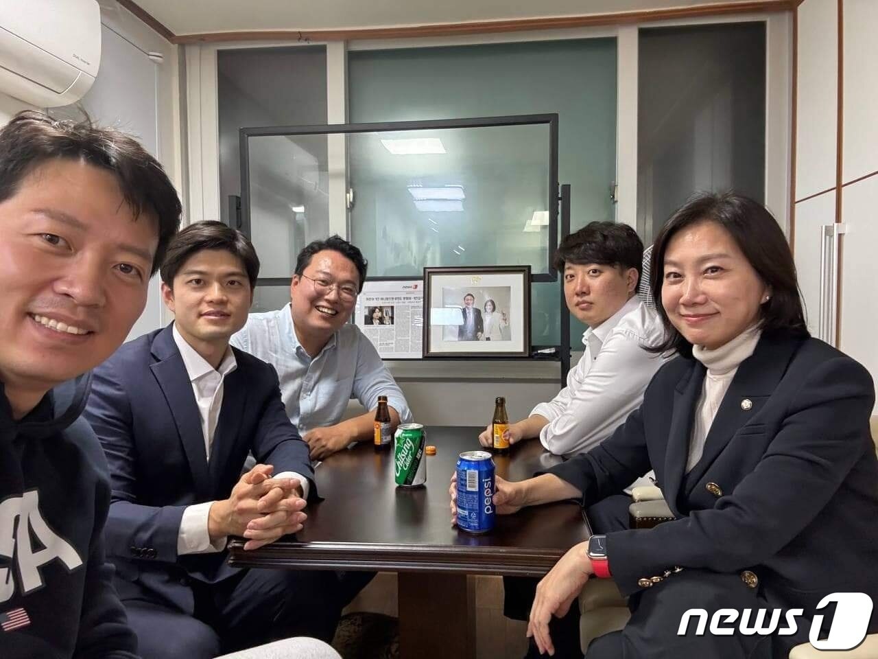 본문 이미지 - 2023년 11월 12일 자리를 함께 한 이준석 전 국민의힘 대표와 ‘천아용인’&#40;천하람·허은아·김용태·이기인&#41;. 왼쪽부터 시계방향으로 이기인, 김용태, 천하람, 이준석, 허은아.  &#40;SNS 갈무리&#41; ⓒ News1 