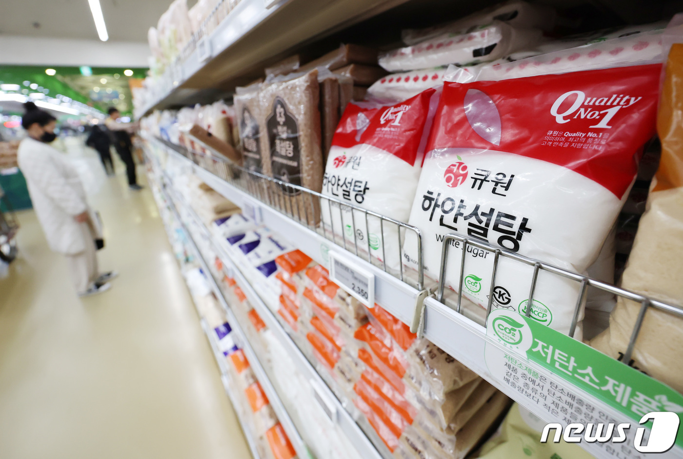 (서울=뉴스1) 김민지 기자 = 정부가 물가 관리를 위해 빵과 우유, 설탕, 아이스크림 등 28개 민감 품목의 가격을 매일 상시 점검하기로 한 가운데 12일 서울 시내 대형마트에 …