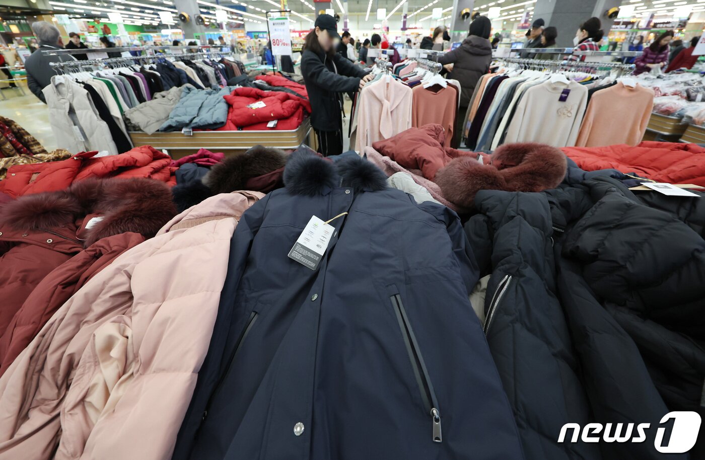 본문 이미지 - 서울 시내 한 대형마트에서 시민들이 패딩 등 겨울 상품을 고르고 있다. 기사와 무관한 사진.2023.11.12/뉴스1 ⓒ News1 김민지 기자