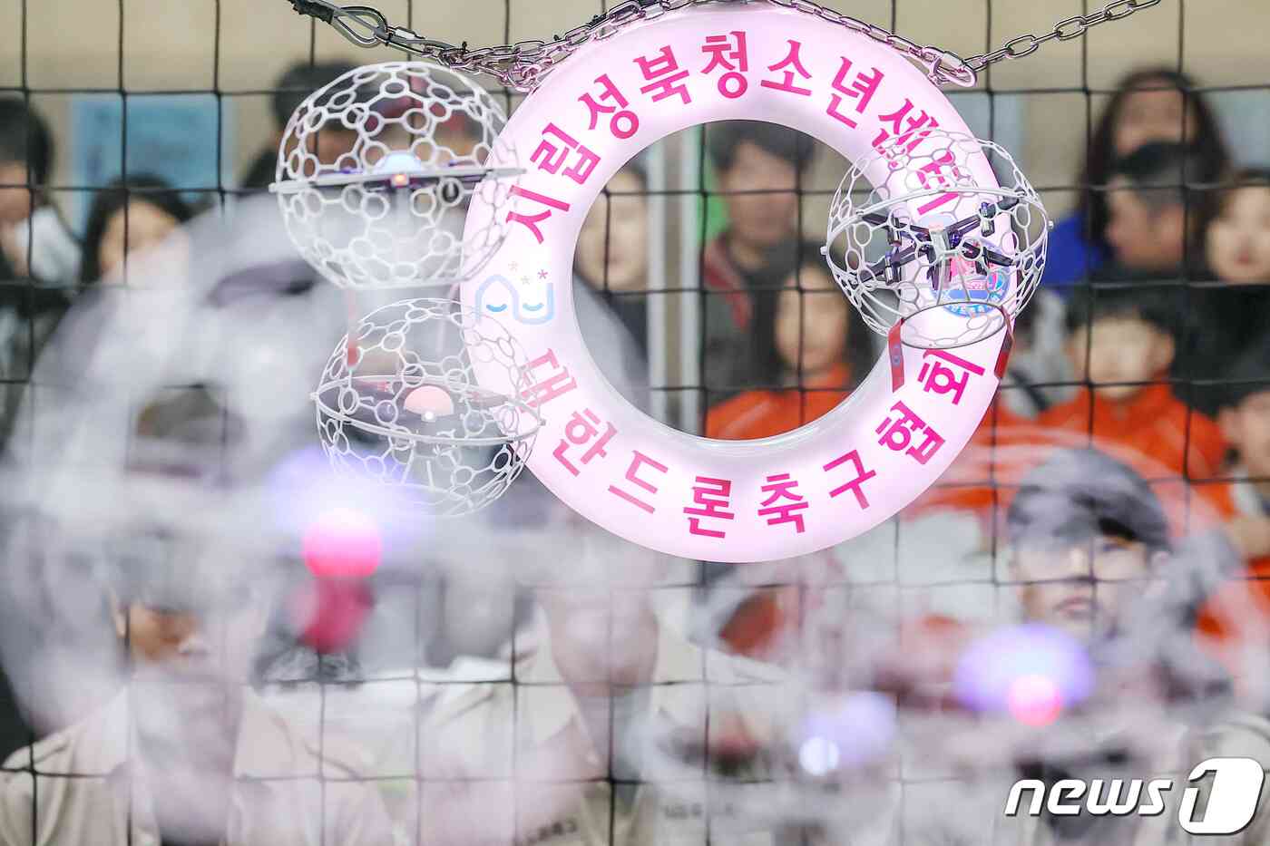 12일 오전 서울 성북구 성북청소년센터 드론축구장에서 열린 '청소년 드론축구대회'에서 청소년들이 조종하는 축구공 모양의 드론볼이 경기장을 누비고 있다. 2023.11.12/뉴스1 © News1 민경석 기자