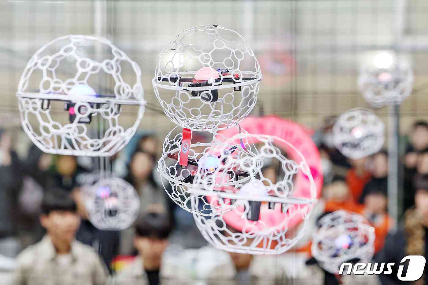 12일 오전 서울 성북구 성북청소년센터 드론축구장에서 열린 '청소년 드론축구대회'에서 청소년들이 조종하는 축구공 모양의 드론볼이 경기장을 누비고 있다. 2023.11.12/뉴스1 © News1 민경석 기자