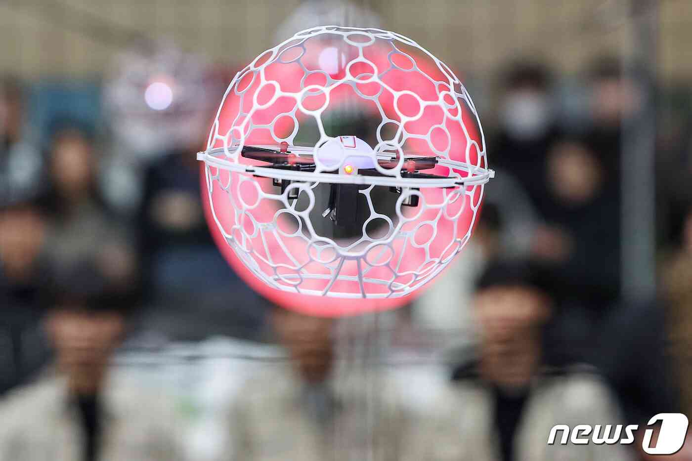 12일 오전 서울 성북구 성북청소년센터 드론축구장에서 열린 '청소년 드론축구대회'에서 청소년들이 조종하는 축구공 모양의 드론볼이 경기장을 누비고 있다. 2023.11.12/뉴스1 © News1 민경석 기자