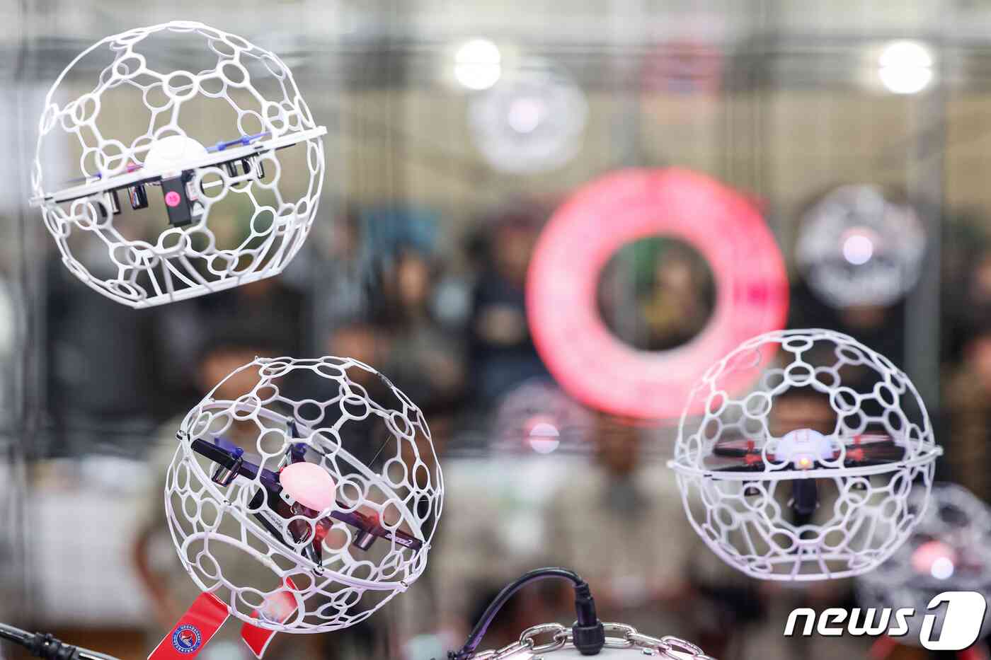 12일 오전 서울 성북구 성북청소년센터 드론축구장에서 열린 '청소년 드론축구대회'에서 청소년들이 조종하는 축구공 모양의 드론볼이 경기장을 누비고 있다. 2023.11.12/뉴스1 © News1 민경석 기자