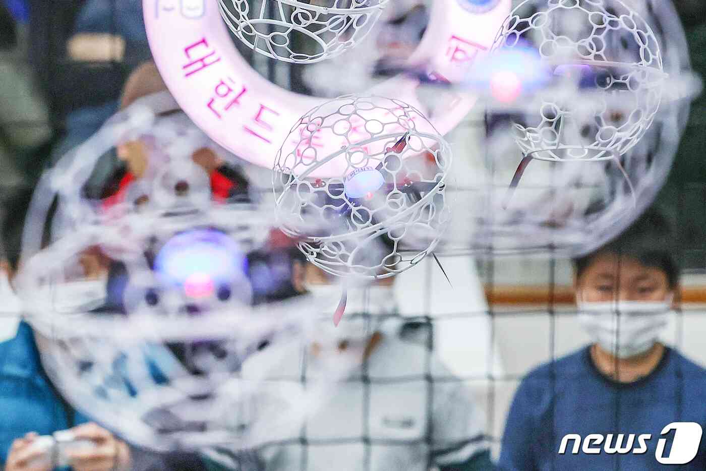 12일 오전 서울 성북구 성북청소년센터 드론축구장에서 열린 '청소년 드론축구대회'에서 청소년들이 조종하는 축구공 모양의 드론볼이 경기장을 누비고 있다. 2023.11.12/뉴스1 © News1 민경석 기자